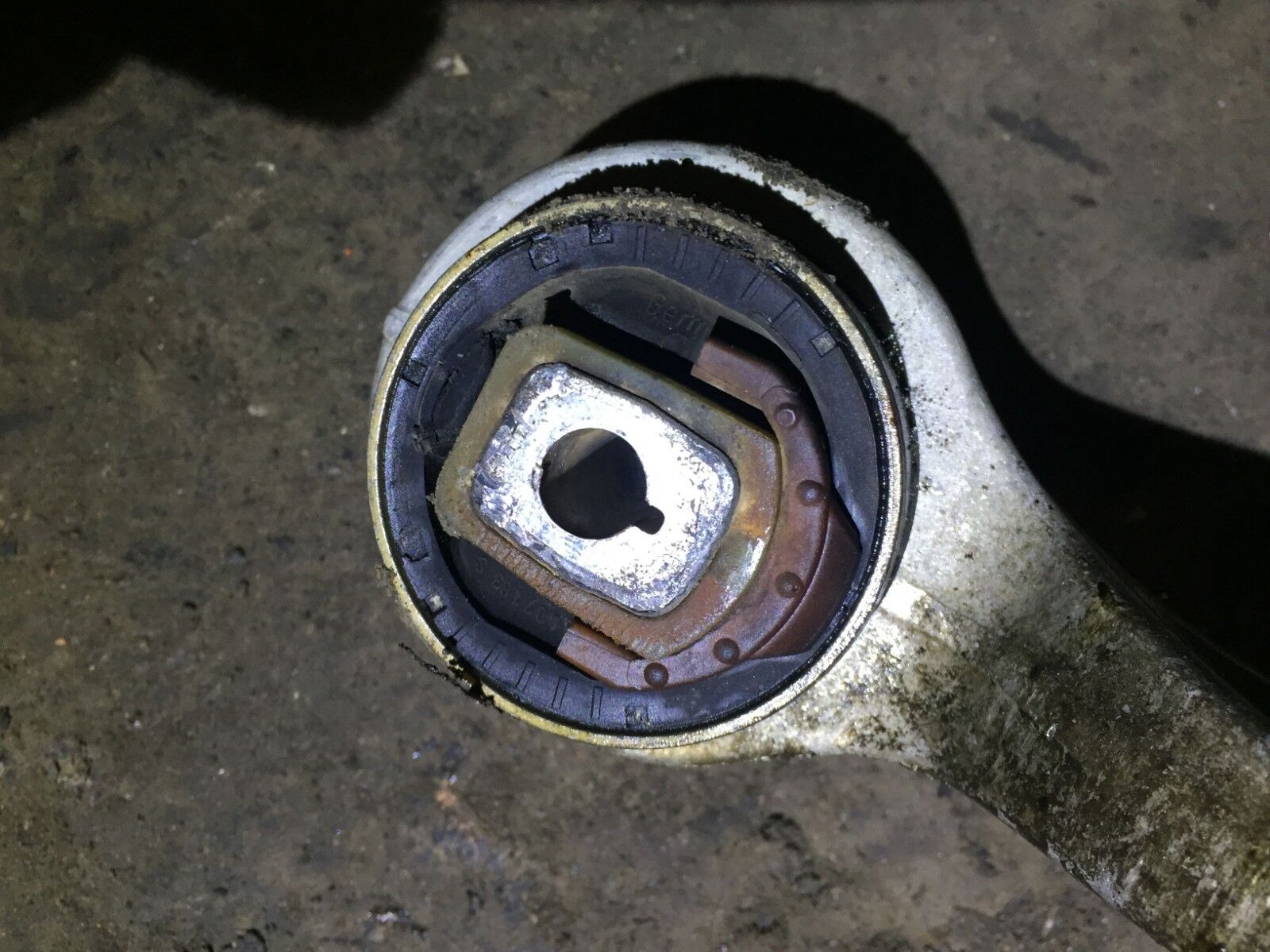 Volkswagen Passat Front Right Lower Control Arm OEM Replacement 2001-2005 - Perfect for Suspension Repair & Maintenance