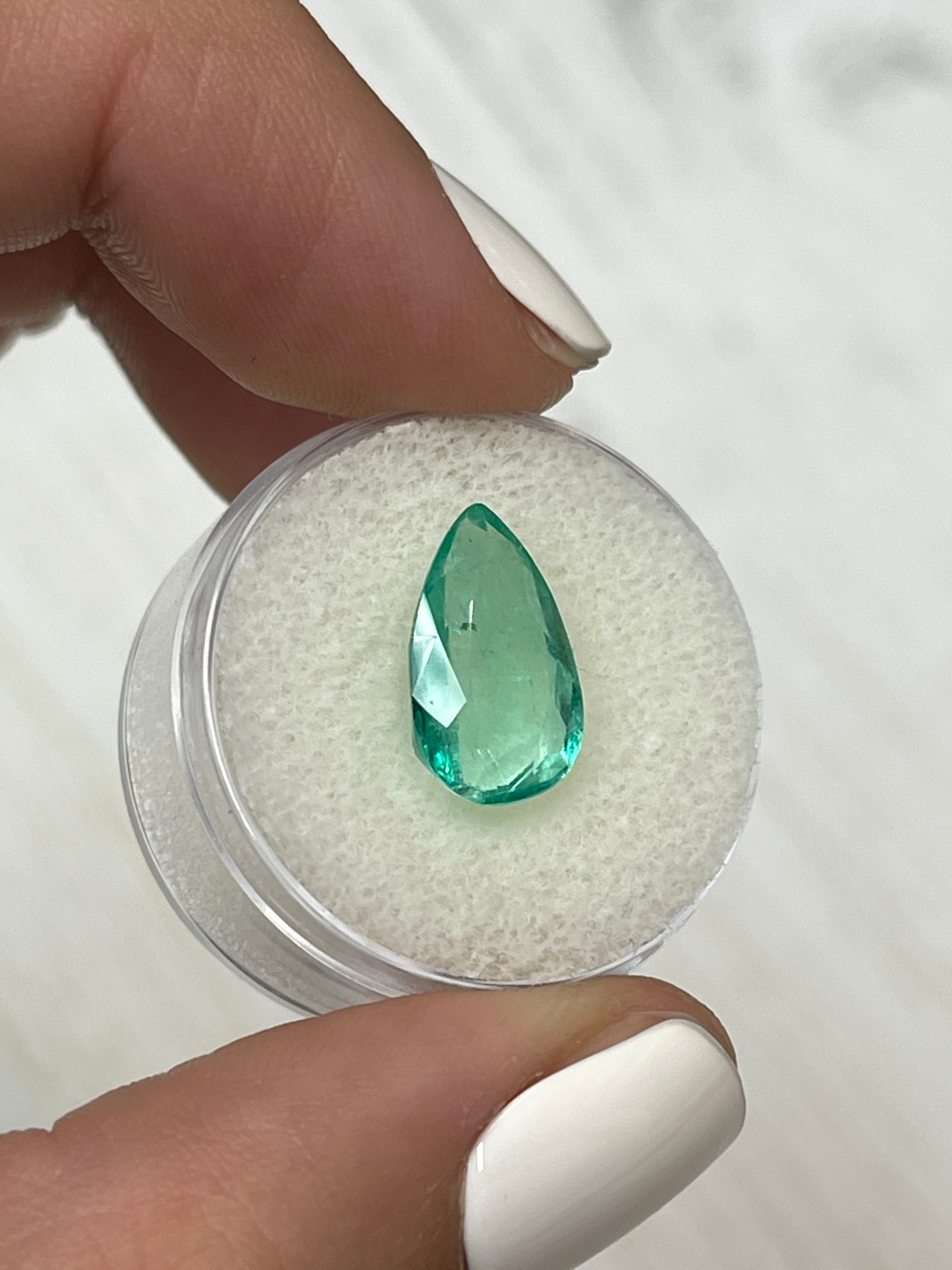 4.0 Carat Natural Colombian Emerald Pear Cut Loose Gemstone - Crystal Clean Green for Jewelry Making, Engagement Rings & Luxury Gifts