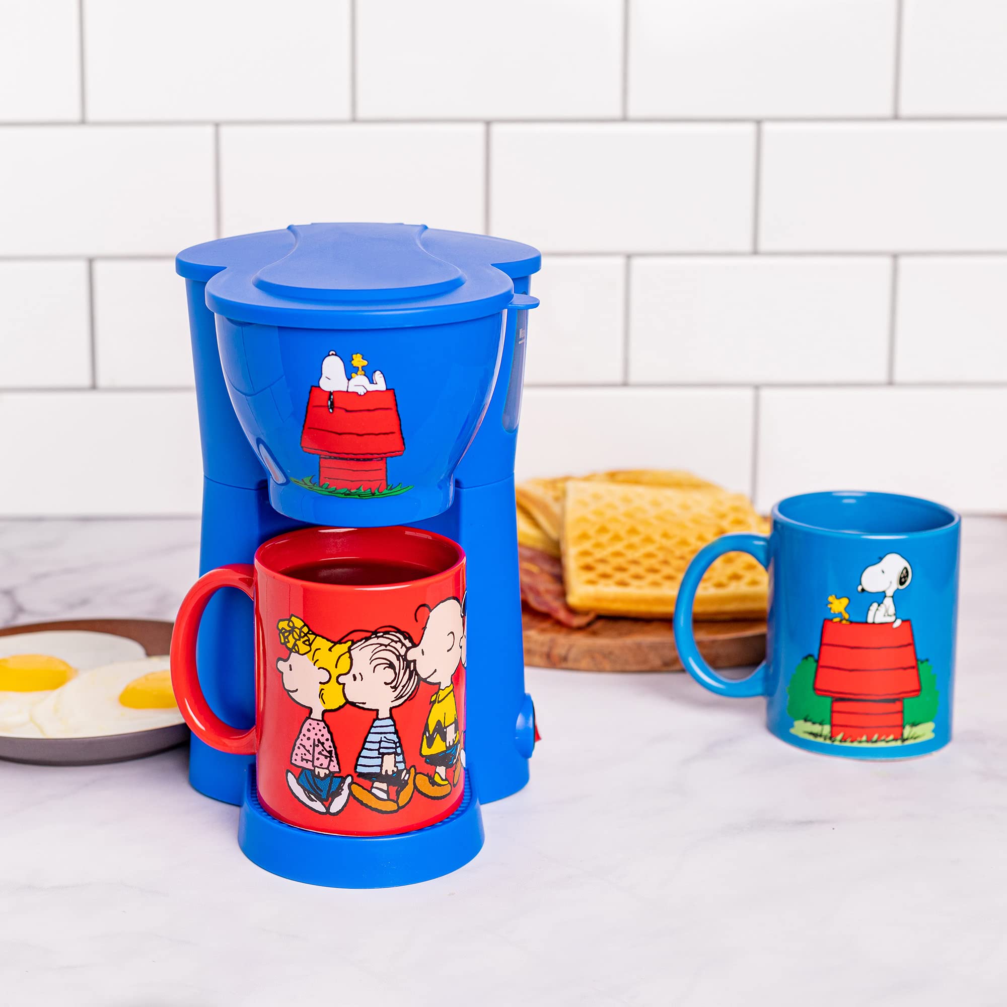 Uncanny Brands Peanuts Single Serve Coffee Maker with 2 Mugs - Perfect Gift Set for Home & Office Use | Compact Coffee Machine for Peanuts Fans
