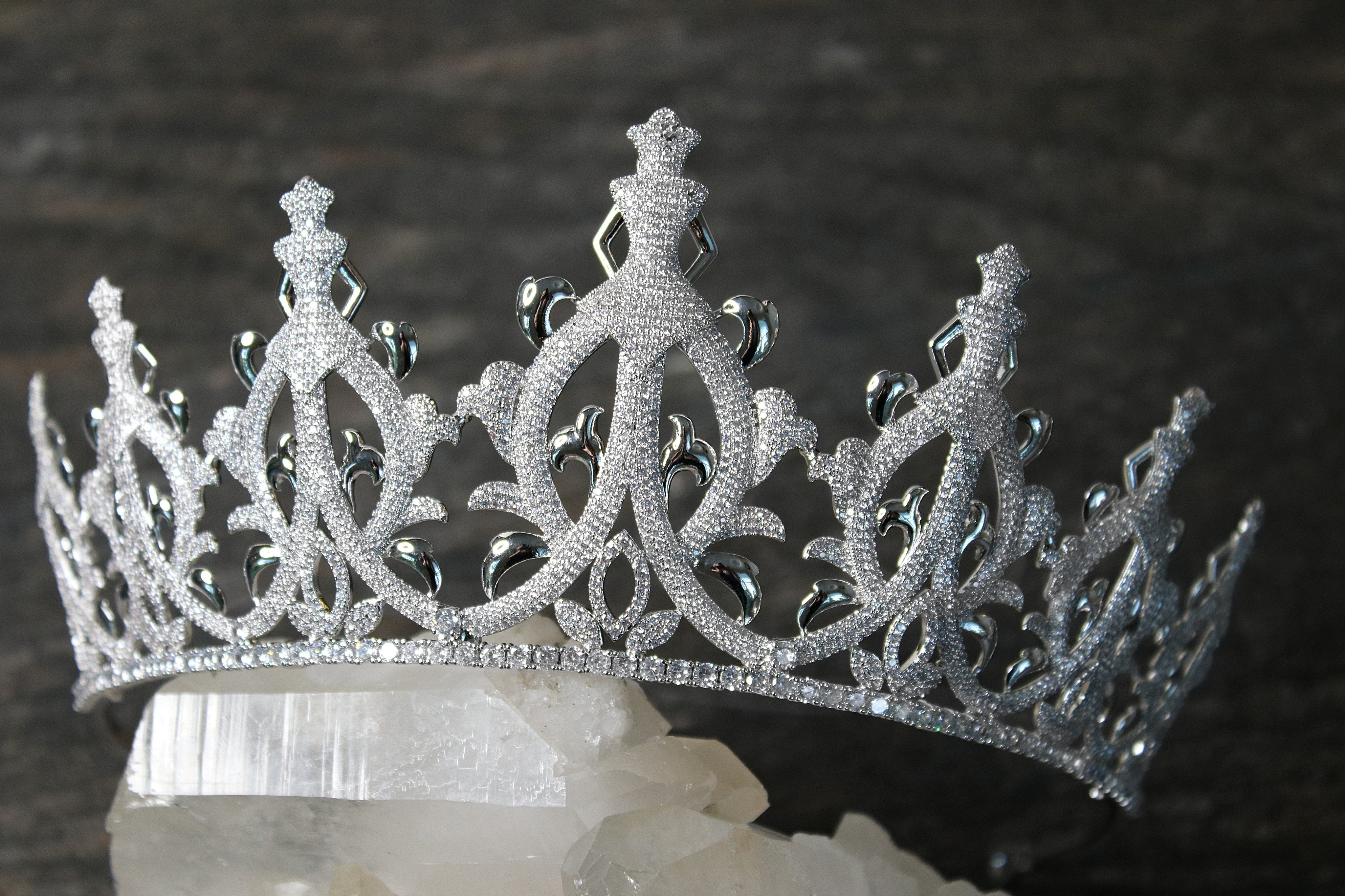 GEMMA Bridal Tiara - Elegant Wedding Crown for Bride, Rhinestone Crystal Headpiece - Perfect for Bridal Shower, Wedding Ceremony & Prom