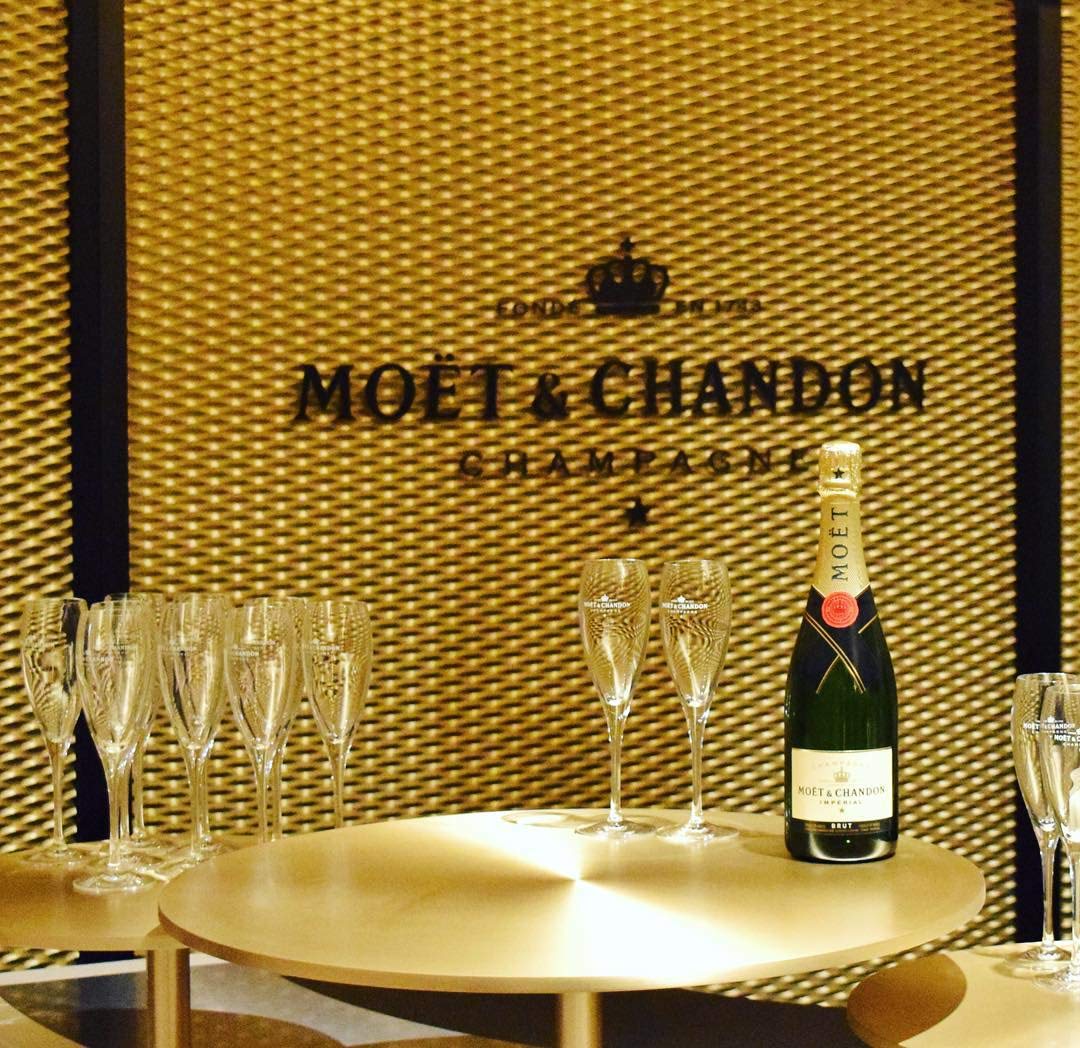 Moët & Chandon Impérial Champagne Flute Glasses - Set of 2 Crystal Clear 0.2L Flutes for Celebrations, Weddings & Romantic Dinners - Elegant Glassware for Sparkling Wine & Champagne Lovers