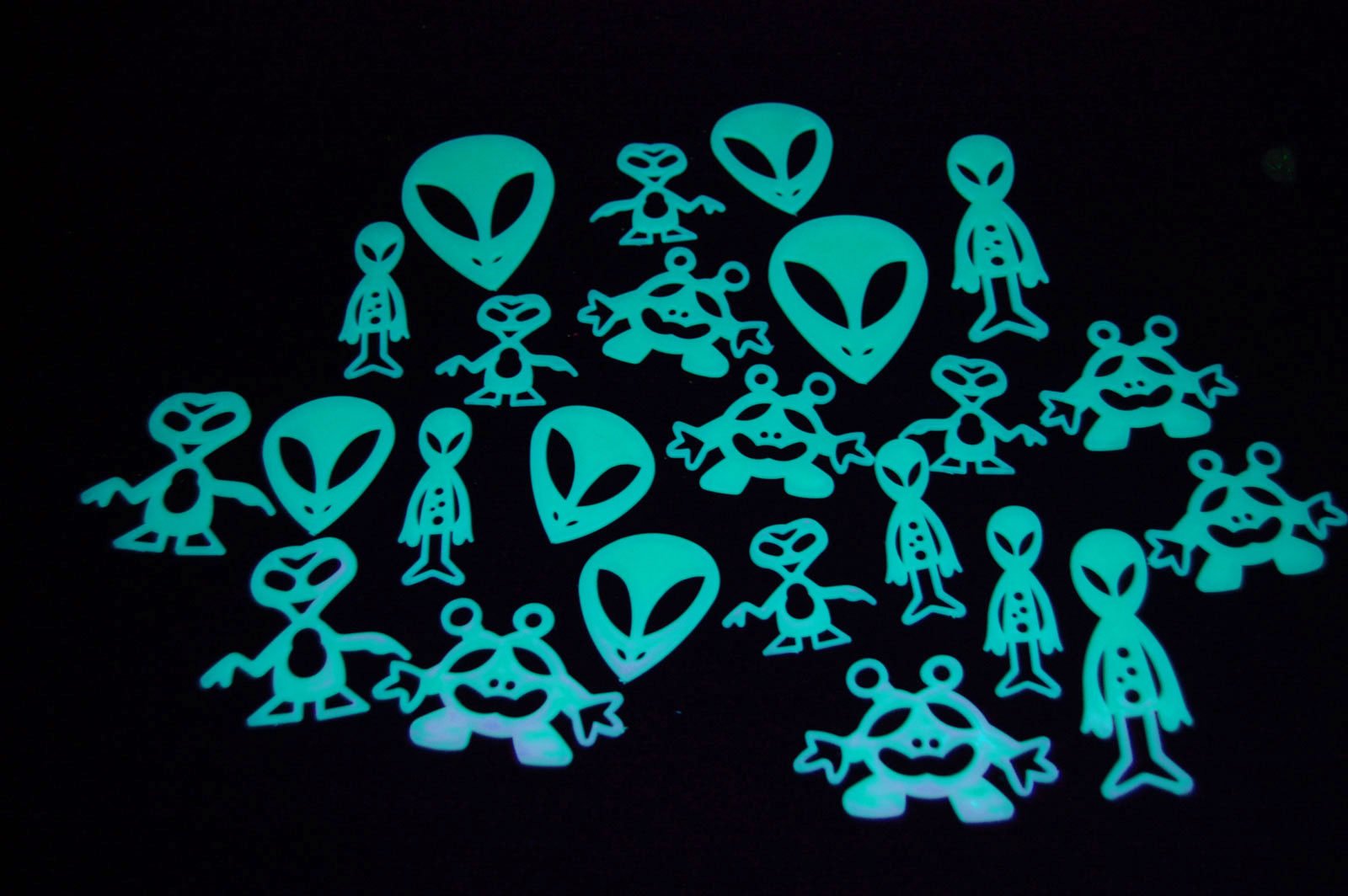 DirectGlow 24-Piece Glow in the Dark Alien Wall & Ceiling Stickers - Fun Space-Themed Room Decor for Kids Bedroom, Party & Night Light Effects