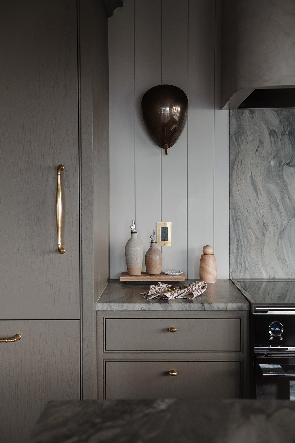 Premium Dark Ceramic Oil Bottle with Drip-Free Spout - Perfect for Kitchen, Olive Oil Dispenser & Gourmet Cooking