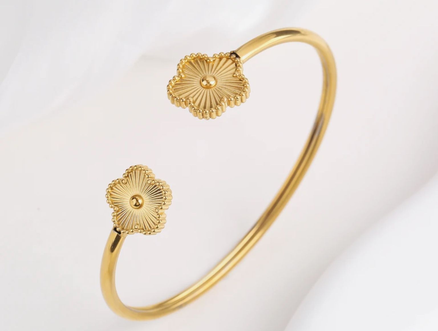 Elegant Gold Flower Bracelet for Women - Dainty Floral Jewelry Gift for Her - Perfect for Weddings, Parties & Everyday Wear