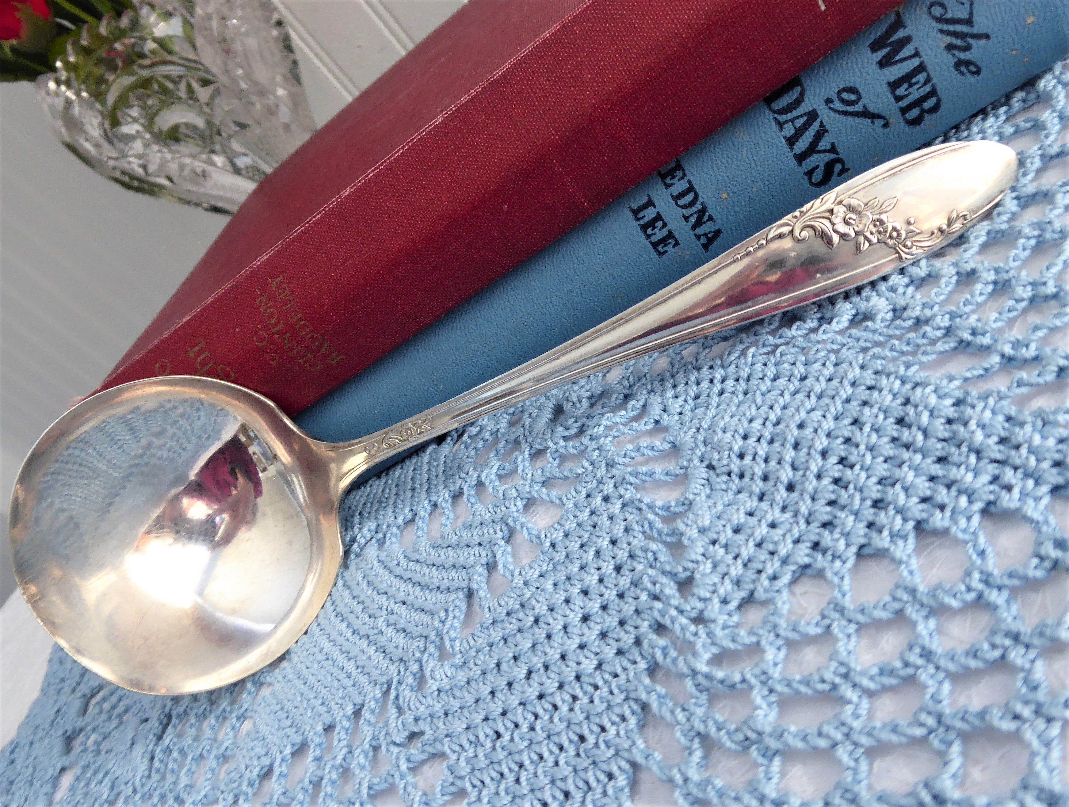 Vintage Oneida Queen Bess Gravy Ladle - 1950s Tudor Silver Plate Floral Serving Spoon for Soups, Sauces & Gravy - Perfect for Dinner Parties, Holiday Meals & Antique Collectors