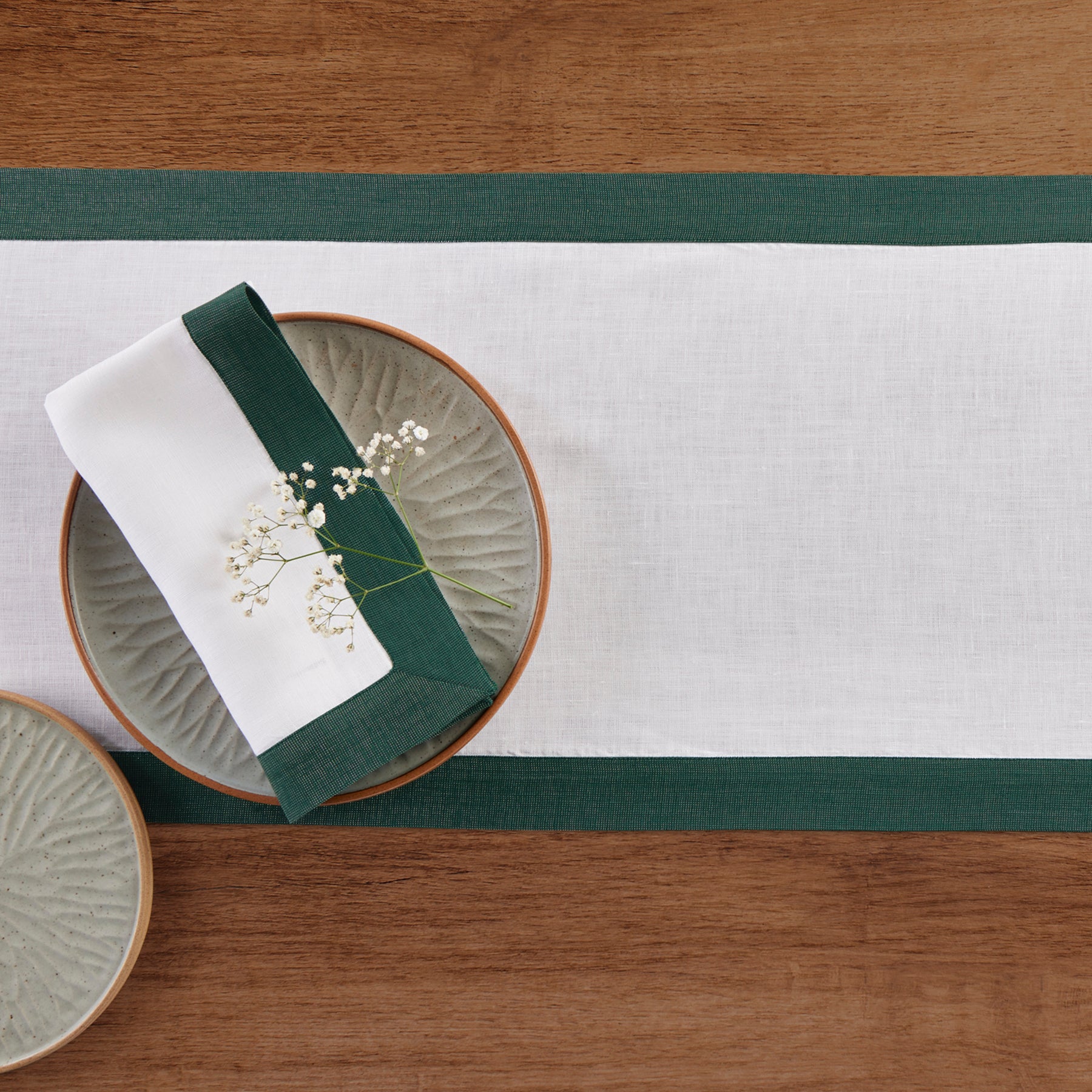 Elegant Festive Edge Table Runner for Holiday Dining - Perfect for Christmas, Thanksgiving, and Special Occasions