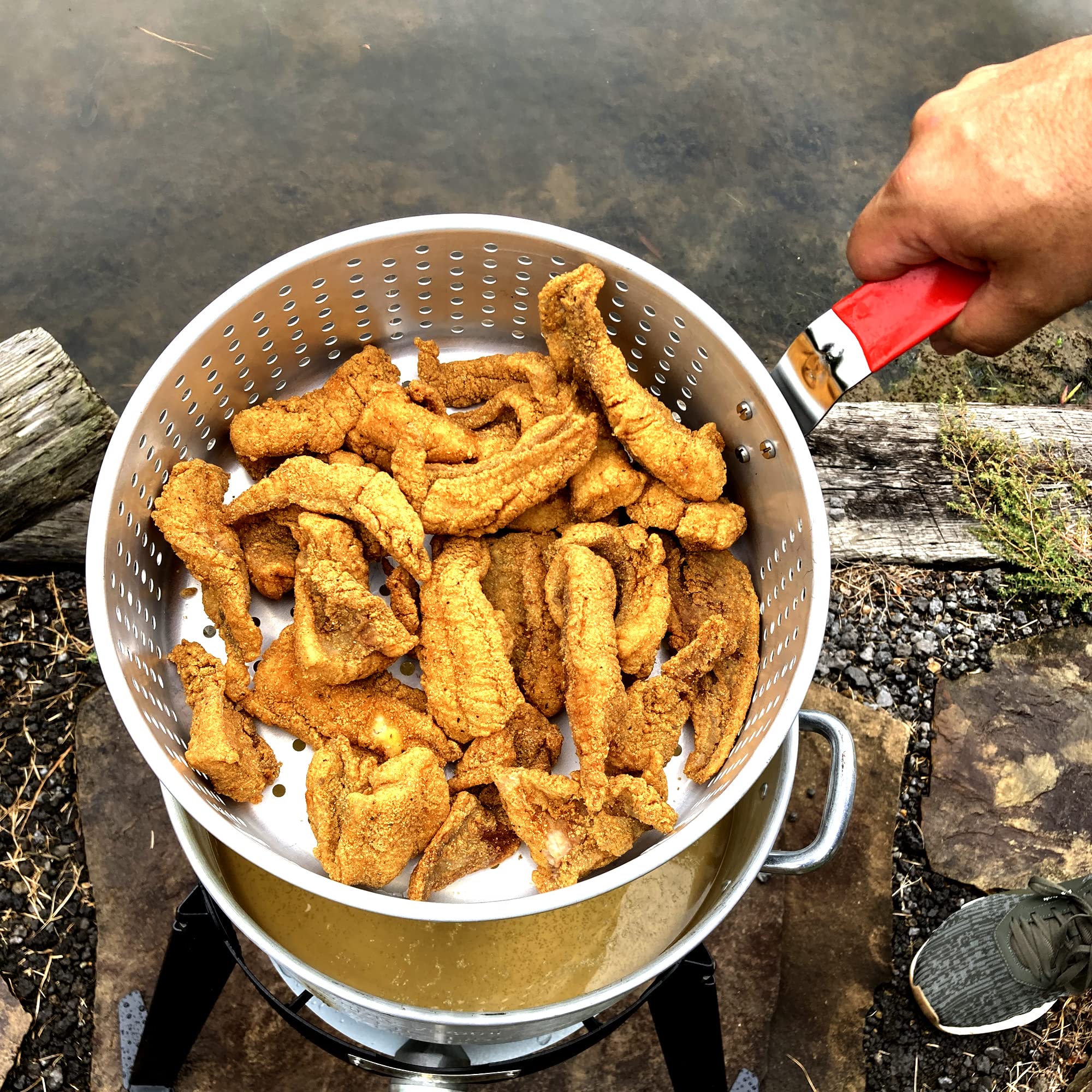 Bayou Classic Propane Outdoor Turkey Fryer Kit - 30 QT Aluminum Pot with Steel Frame Base, Basket & Stainless Thermometer - Perfect for Deep Frying Turkey, Chicken, Seafood & Vegetables in Backyard or Camping