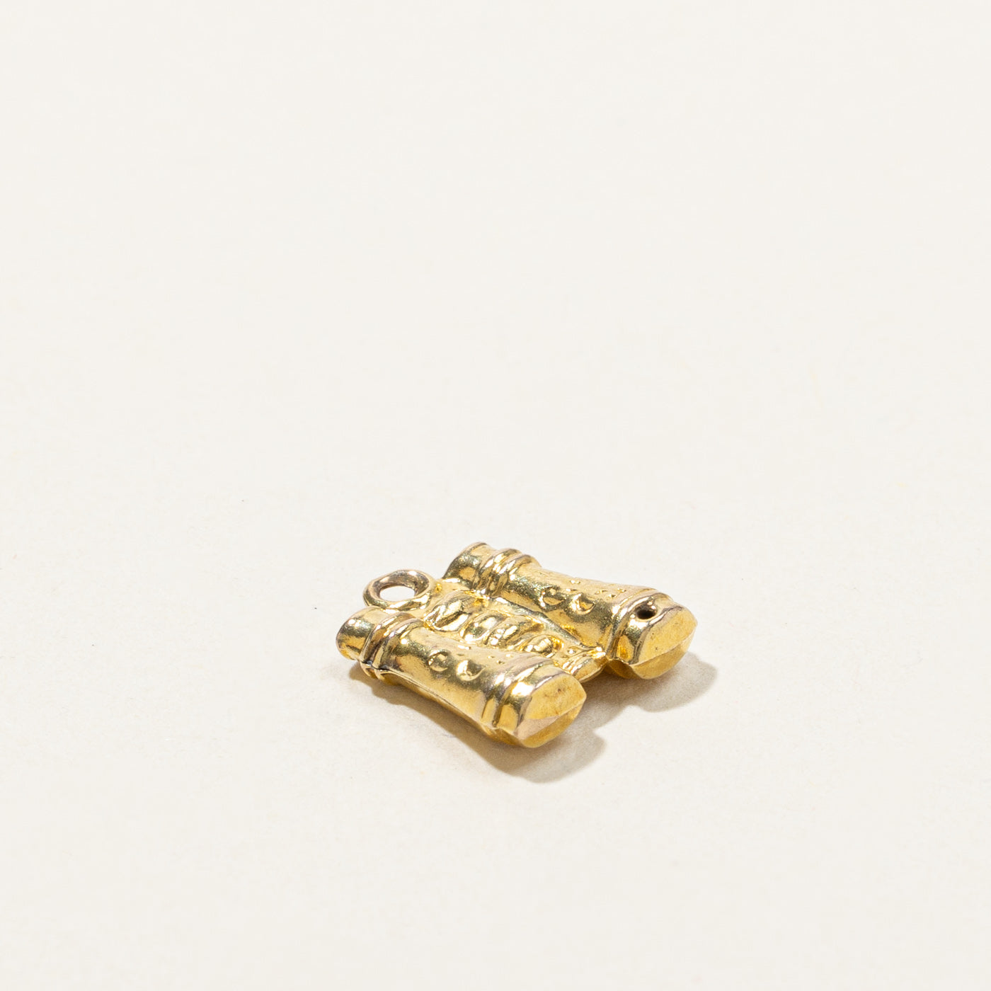 9K Gold Binoculars Charm Pendant - Elegant Jewelry for Travel & Adventure Enthusiasts - Perfect Gift for Bird Watching, Hiking & Outdoor Exploration