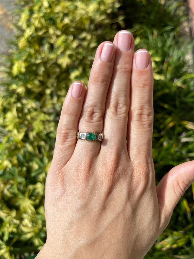 1.02tcw 18K Gold Round Emerald & Princess Cut Diamond Accent Ring for Women - Elegant Wedding, Engagement & Anniversary Jewelry Gift