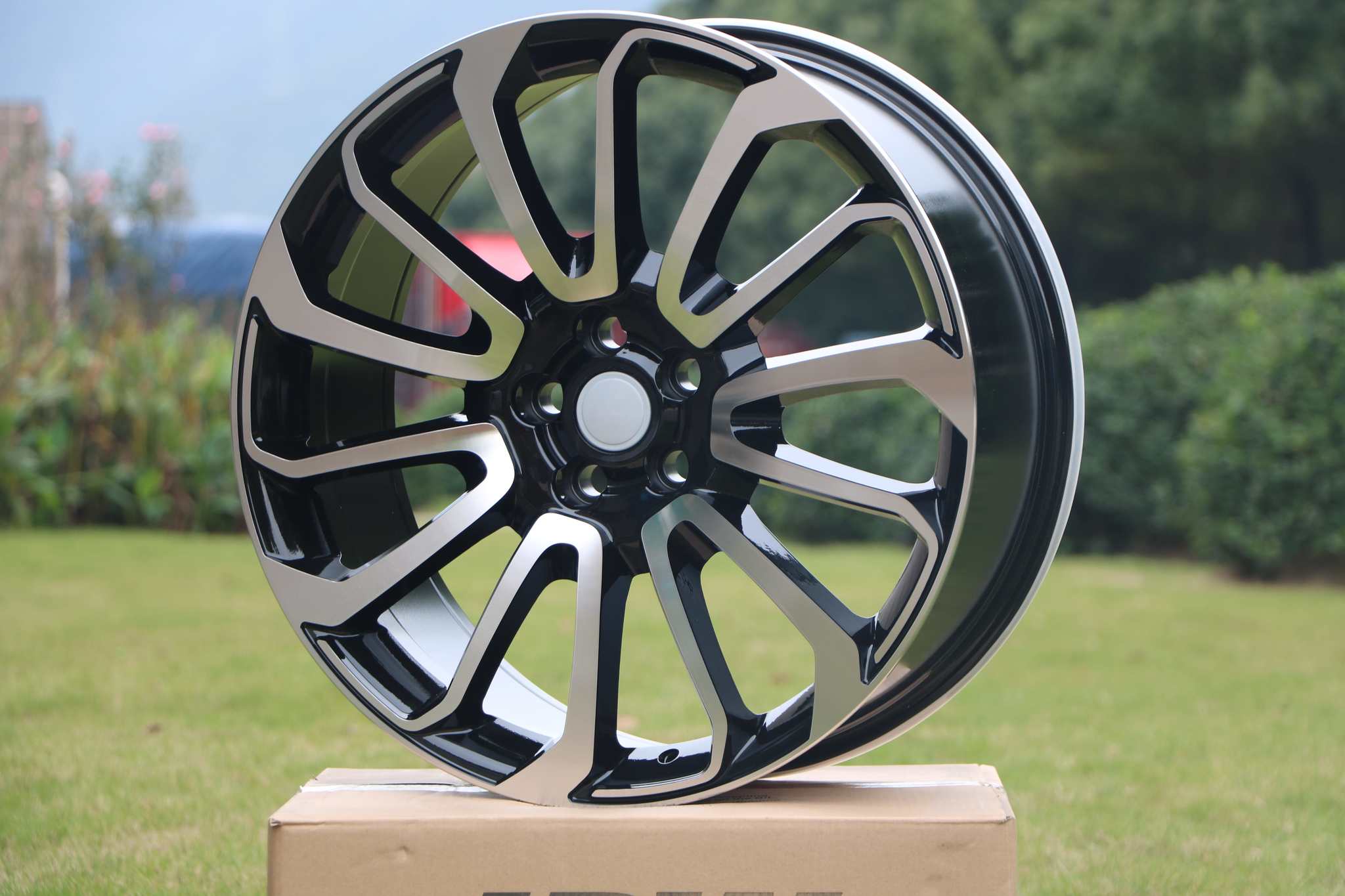 22-Inch Alloy Wheels for Range Rover Vogue, Sport, Defender, Discovery & LR3/LR4 - Premium Off-Road & Luxury SUV Rims for Adventure & City Driving