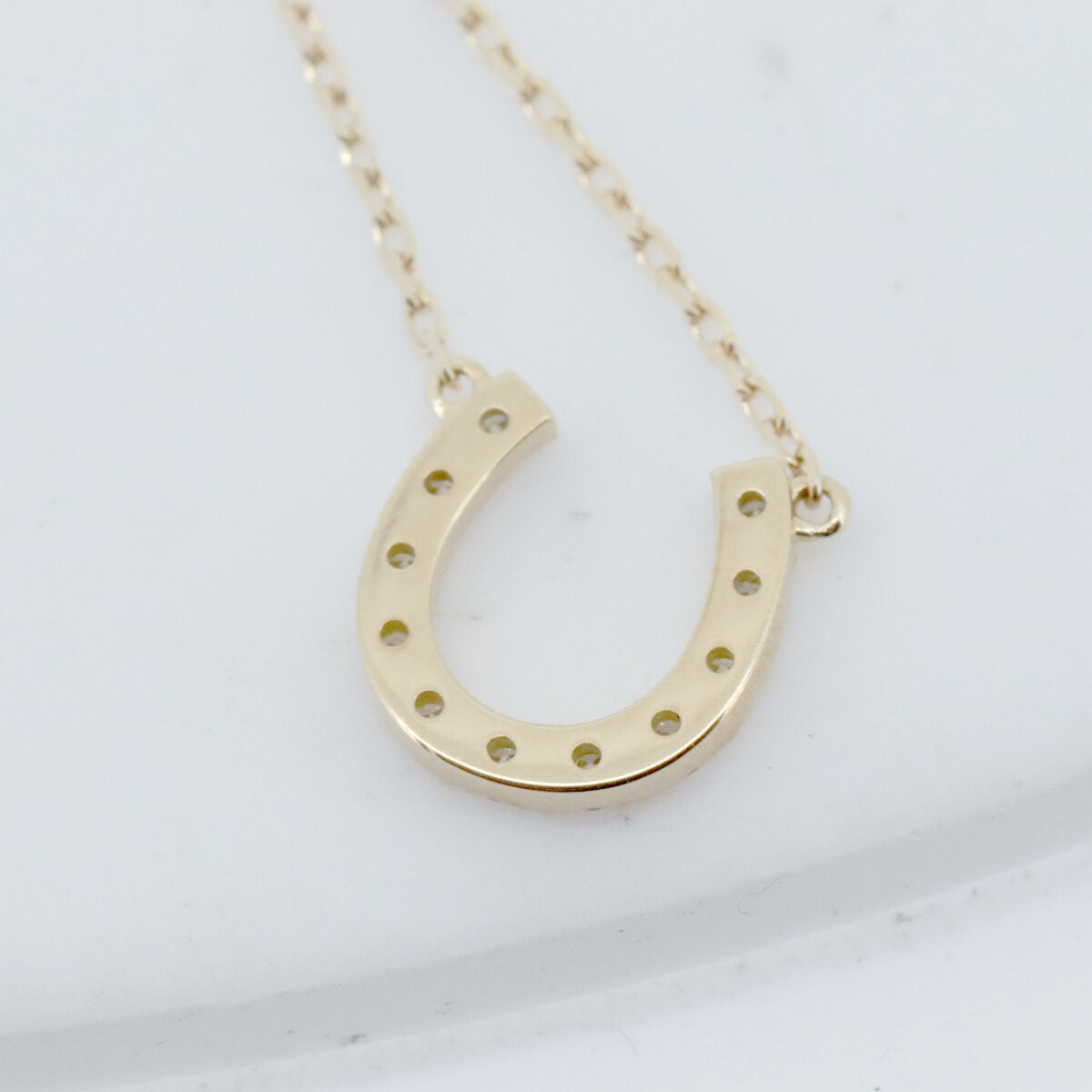4℃ 18K White Gold Horseshoe Motif Necklace for Women - Elegant Pendant Jewelry for Good Luck, Gift for Her, Birthday, Anniversary & Special Occasions