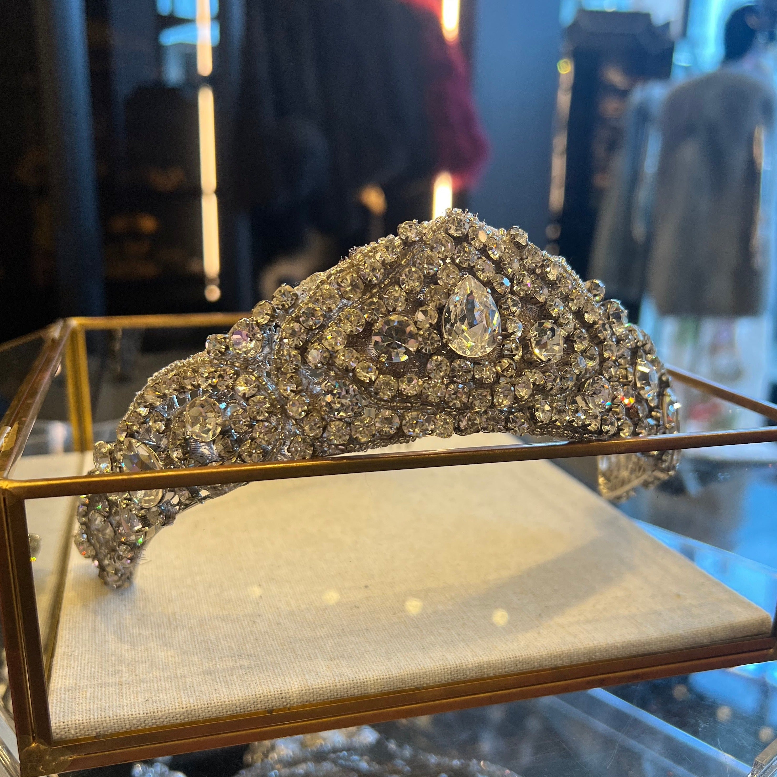 Aragon Crown - Elegant & Stylish Royal Tiara for Weddings, Prom, Cosplay & Special Events | Perfect for Brides, Princess Costumes & Pageants