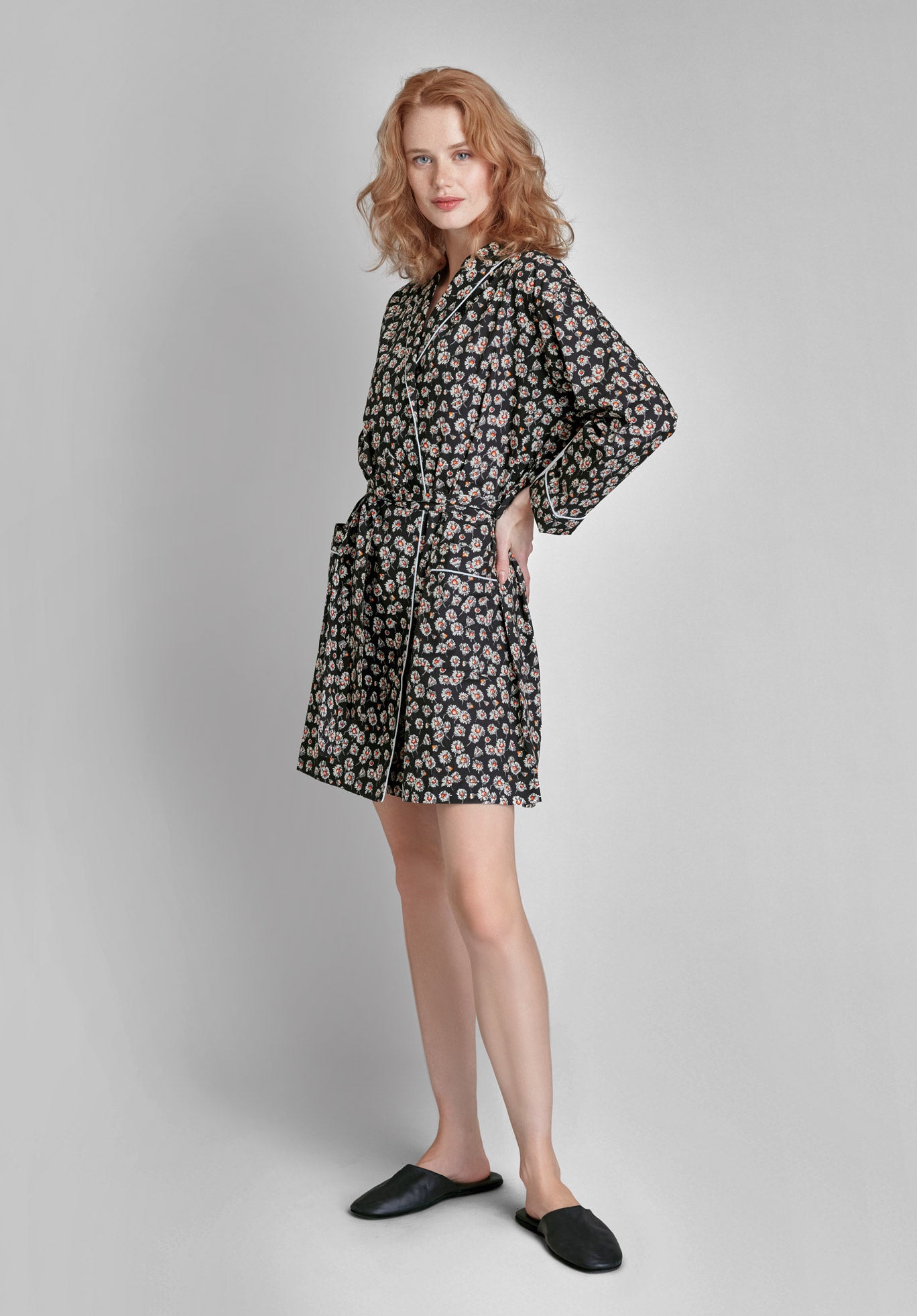 Floral Daisy Print Short Robe - Lightweight Kimono Cover Up for Women, Beachwear, Loungewear, Sleepwear - Perfect for Vacation, Spa, Poolside, and Relaxing at Home