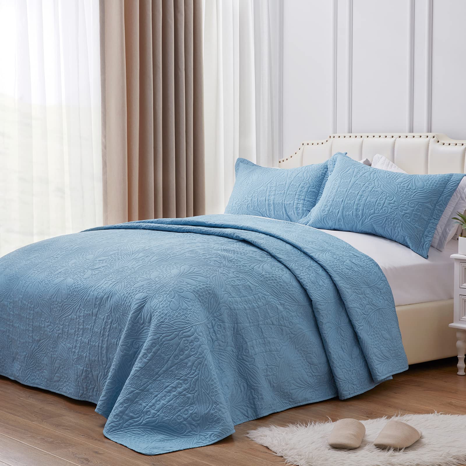 SunStyle Lightweight Twin Size Quilt Set - All Season Down Alternative Bedspread in Summer Fog Blue - Soft Coverlet with Pillow Sham (2 Piece Set) - Perfect for Guest Rooms, Dorm Beds & Cozy Bedroom Decor