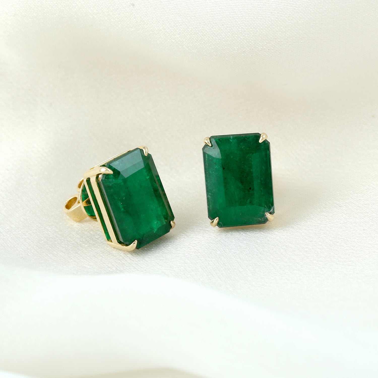 18K Yellow Gold Baguette Cut Emerald Stud Earrings for Women – Elegant Green Gemstone Jewelry for Parties, Weddings & Everyday Wear
