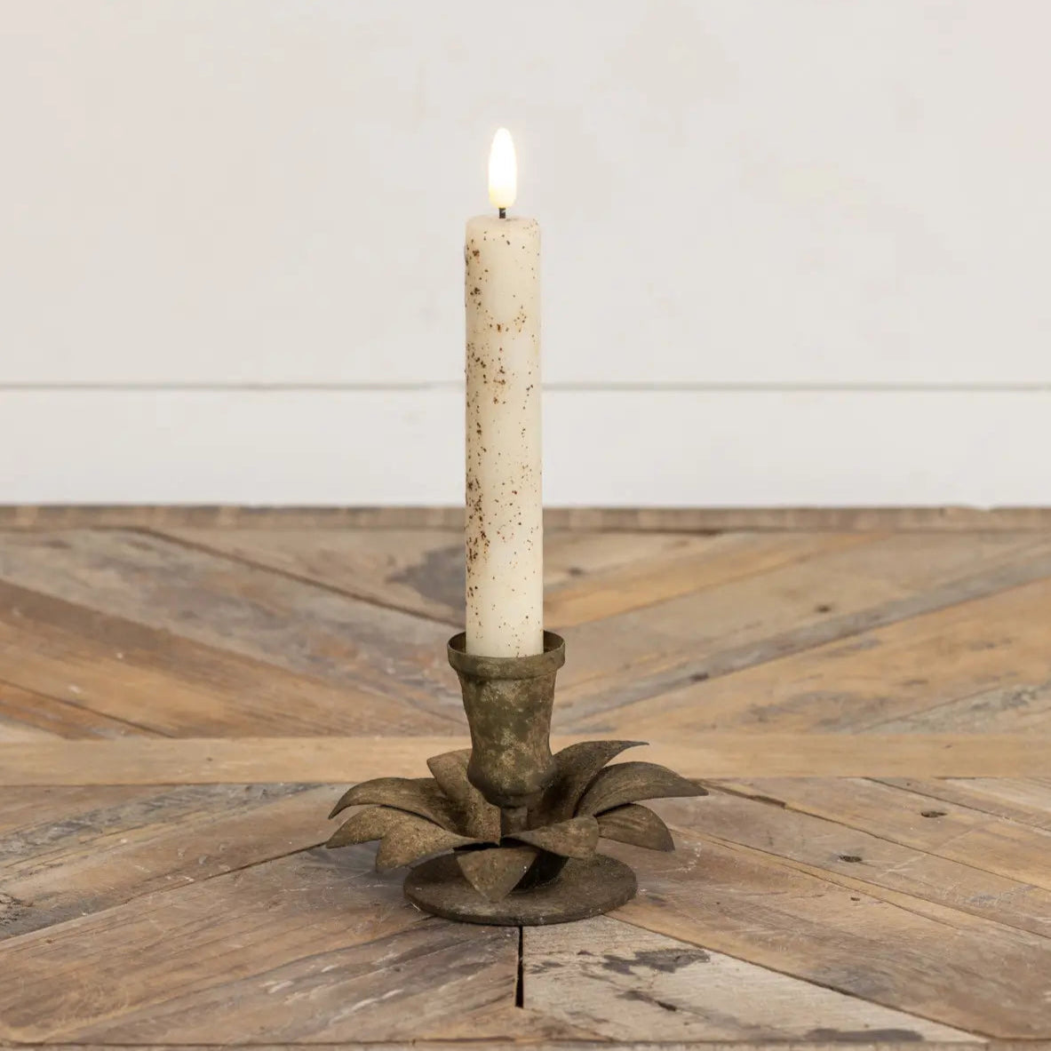 Elegant Bloom Taper Candle Holder - Vintage Floral Metal Candle Stand for Wedding, Dining Table, Home Decor - Perfect for Romantic Dinners & Holiday Centerpieces