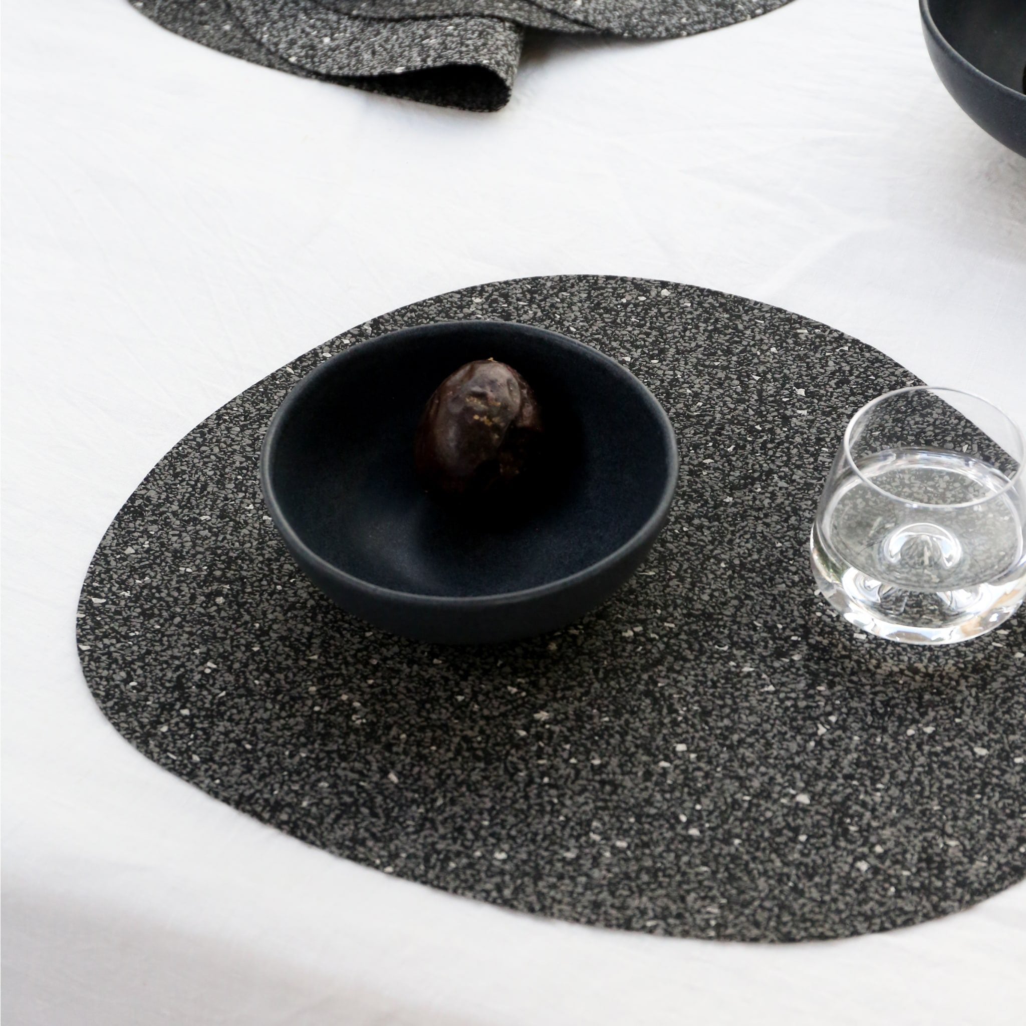 DESIGNSTUFF Black Speckle Curve Placemat - Waterproof & Non-Slip Dining Table Mat for Kitchen, Restaurant, or Party Decor