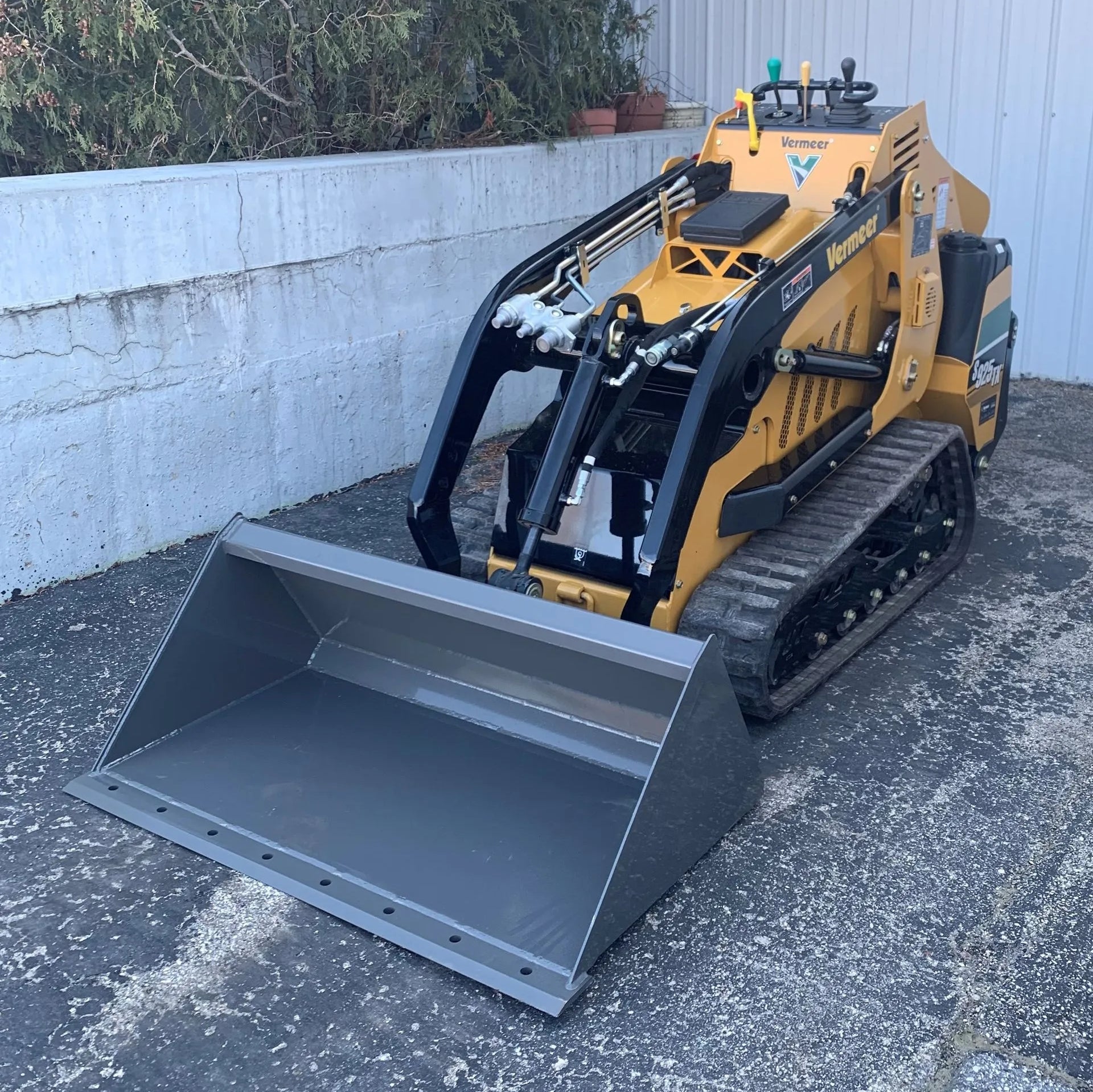 Berlon Low Profile Mini Skid Steer Bucket - Compact Tractor Loader Attachment for Landscaping, Construction & Farm Use