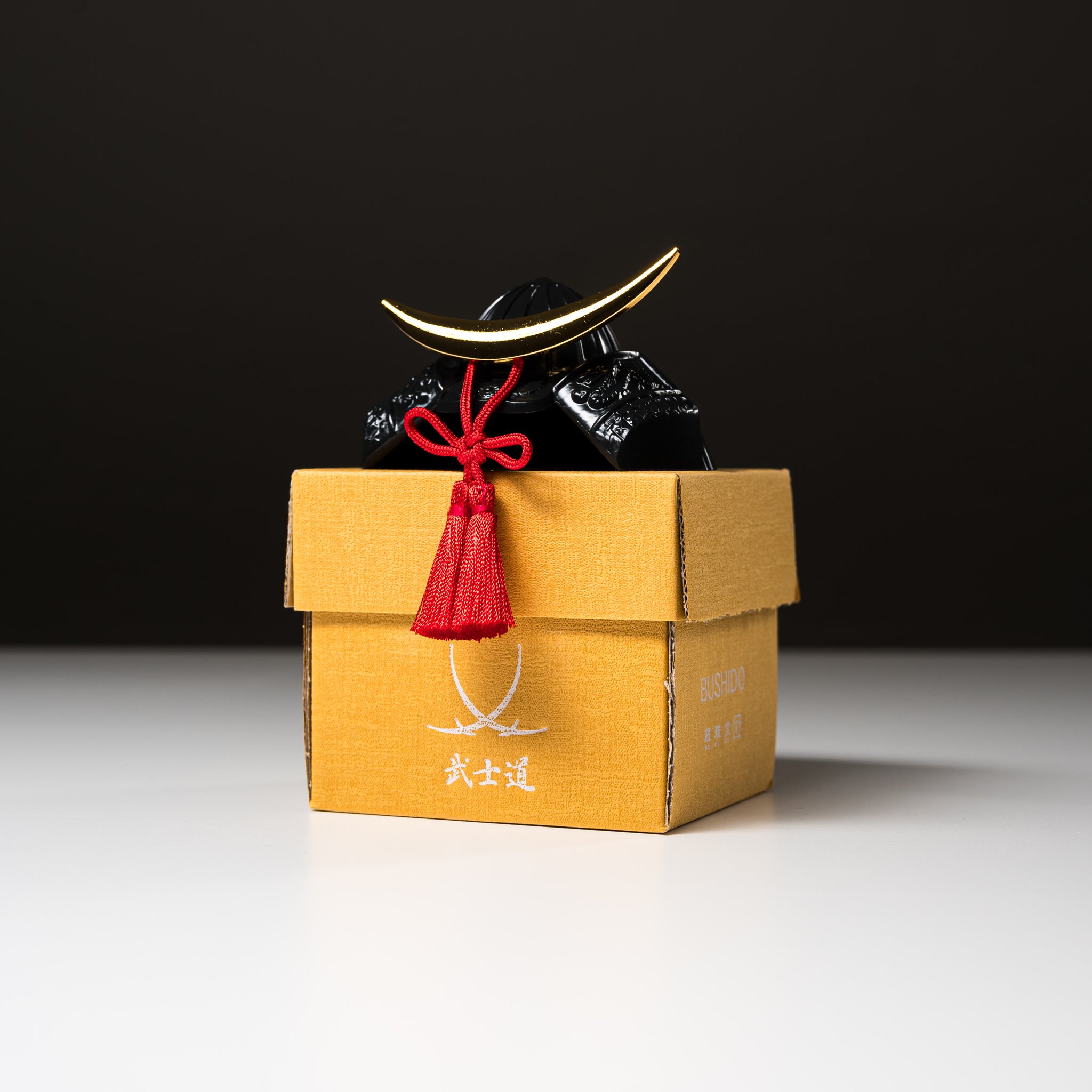 Bushido Kabuto Ornament - Date Masamune Samurai Helmet Replica for Home Decor, Japanese Culture Enthusiasts & Anime Fans - Perfect for Display, Cosplay & Collectibles