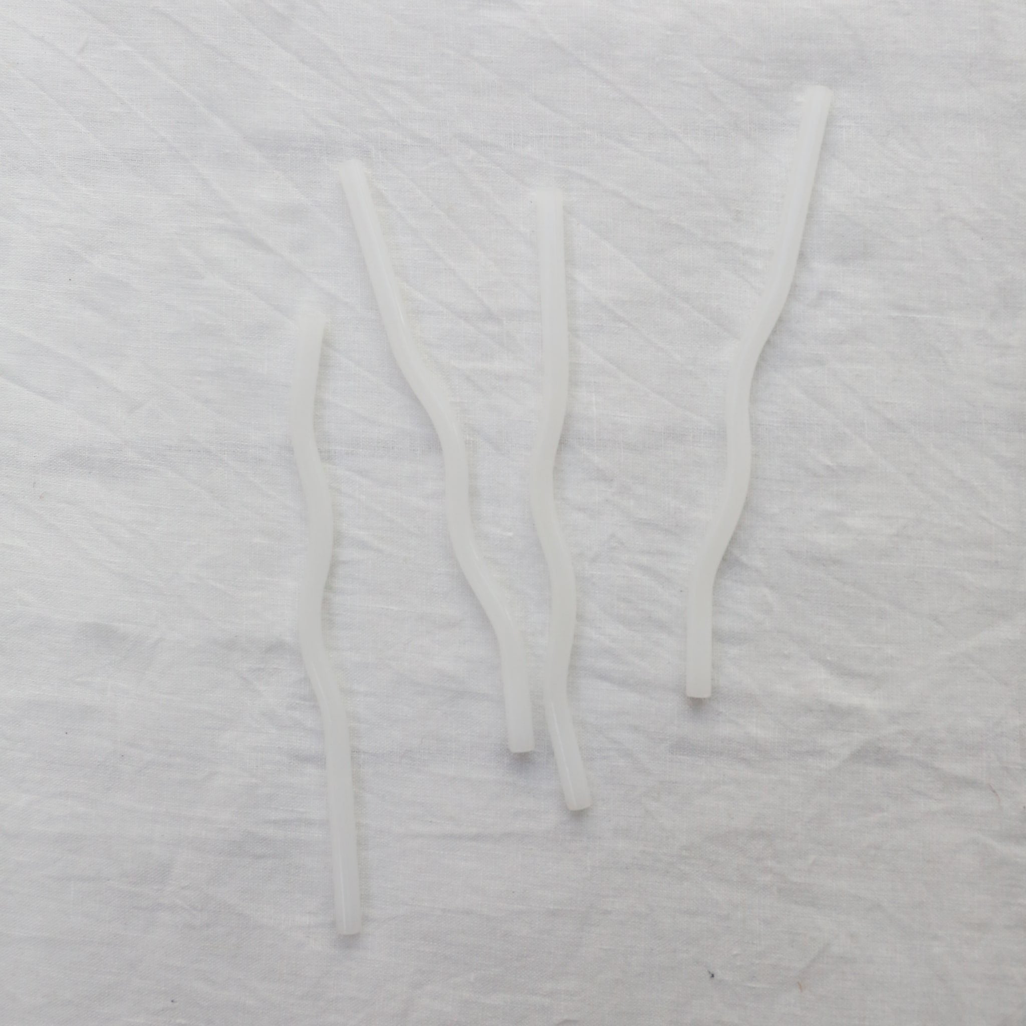 DESIGNSTU Curve Glass Drinking Straws - Set of 4 Reusable White Bendable Straws for Smoothies, Iced Coffee & Cocktails | Eco-Friendly Alternative to Plastic Straws | Perfect for Home, Office & Restaurant Use