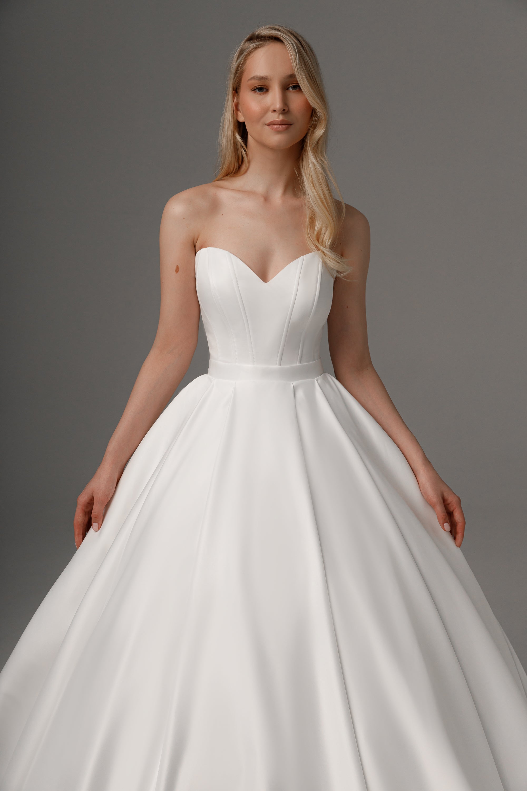 2 in 1 Wedding Dress Steltella with Detachable Skirt Protea - Elegant Bridal Gown for Church Ceremony & Outdoor Wedding Photos