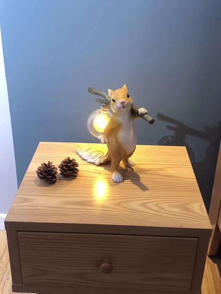 Modern Squirrel-Shaped Table Lamp - Cute Animal Desk Light for Kids Room, Study & Nursery Decor - Perfect Night Light for Bedtime Reading & Cozy Ambience
