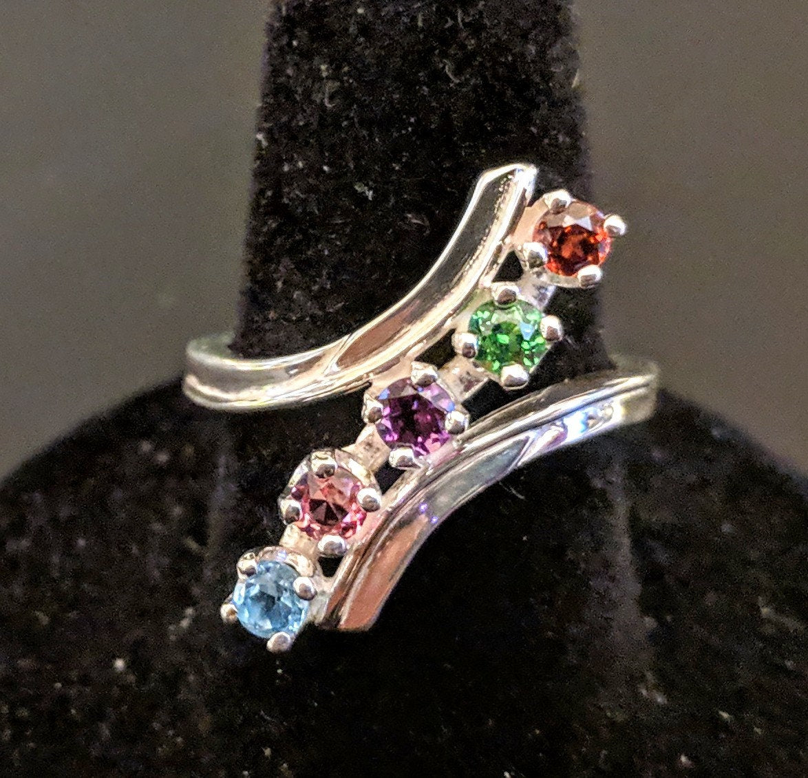 Custom Mother's Ring in Solid Sterling Silver or 14K Gold (White/Yellow/Rose) - 3 to 6 Natural Birthstones with Engraving - Personalized Jewelry Gift for Mom, Grandma, Birthday, Anniversary - Perfect for Mother's Day, Christmas & Special Occasions