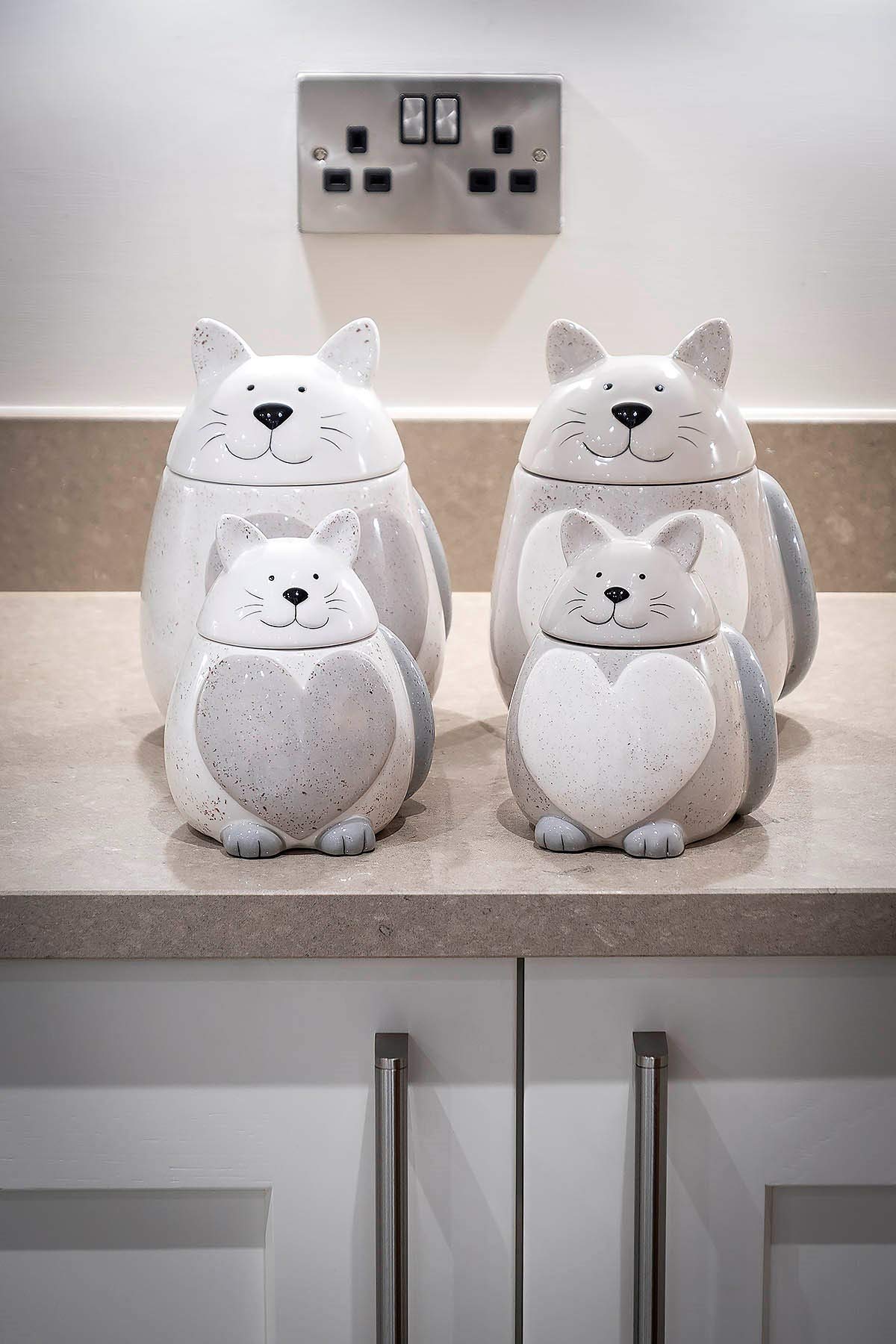 SPOTTED DOG Ceramic Cat Cookie Jar with Lid - 1.3L White Cat-Themed Biscuit Storage Container for Kitchen, Cute Novelty Food Canister - Perfect Gift for Cat Lovers & Ideal for Cookies, Treats, Coffee, Tea Storage