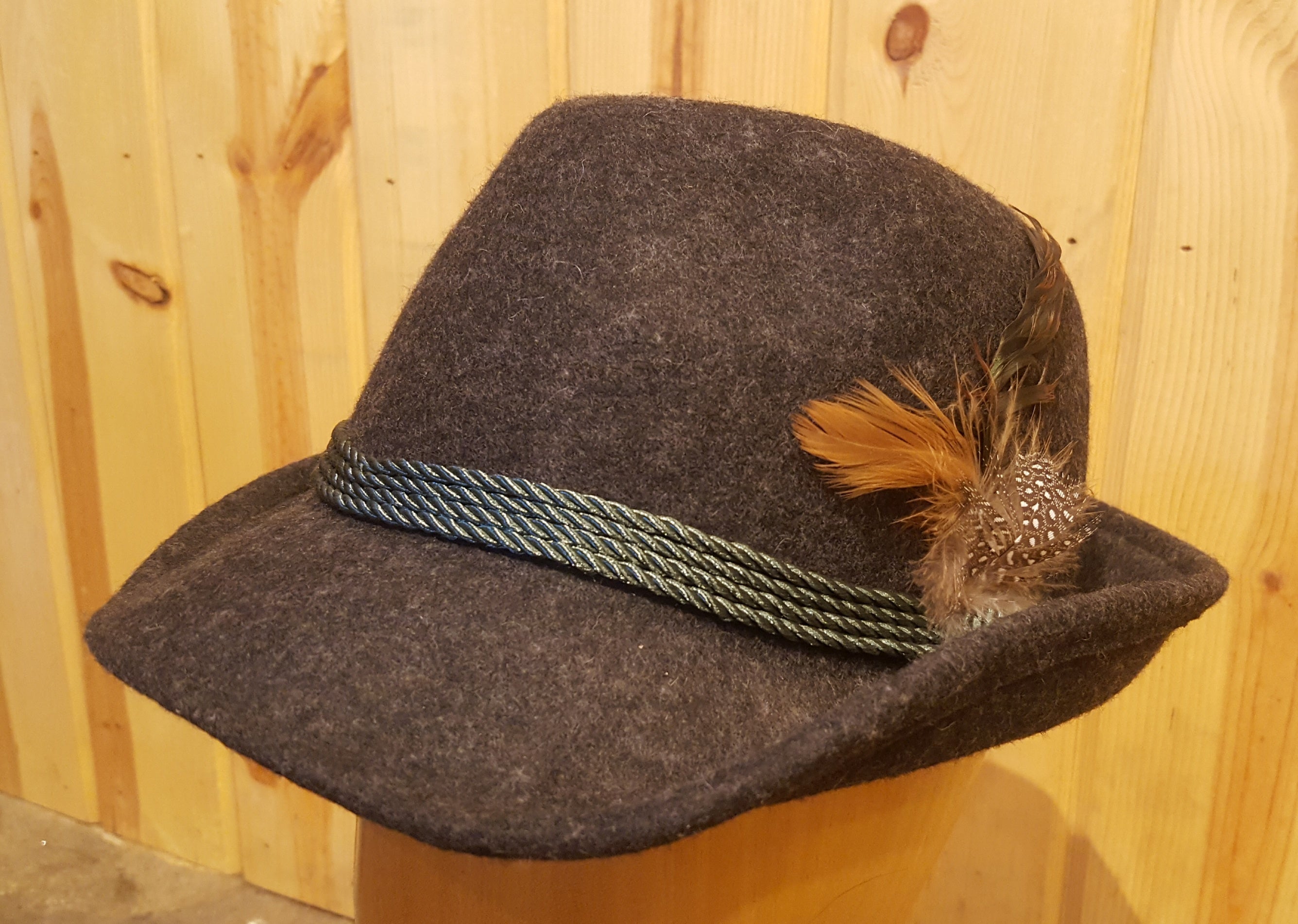 Premium French Alpine Hat with Feather - Stylish Wool Beret for Women & Men - Perfect for Winter, Hiking, and Fashion Outfits