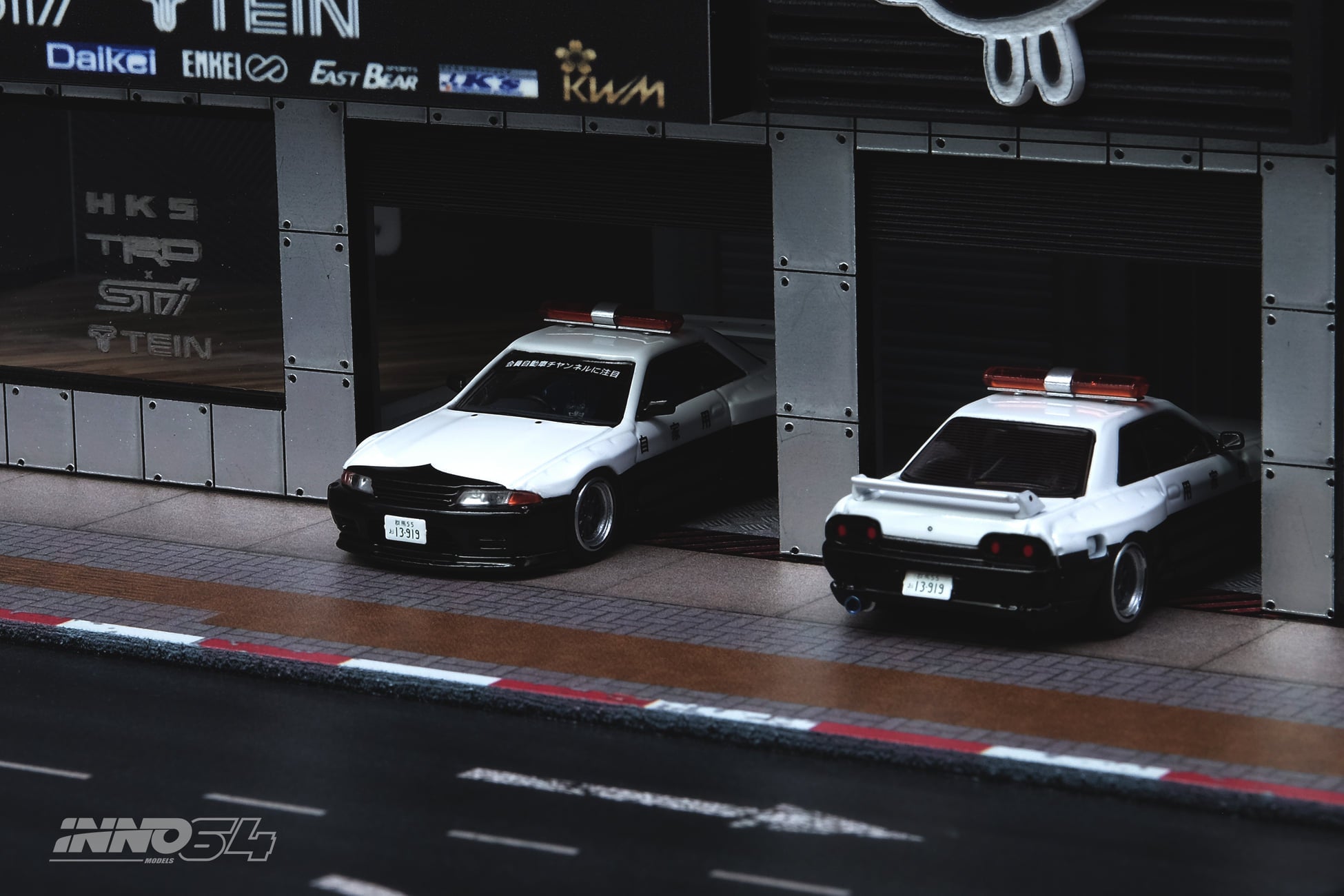 INNO Models 1:64 Scale Nissan Skyline GT-R R32 Pandem Police Car - Diecast Model Toy for Collectors, Display & Racing Scenes