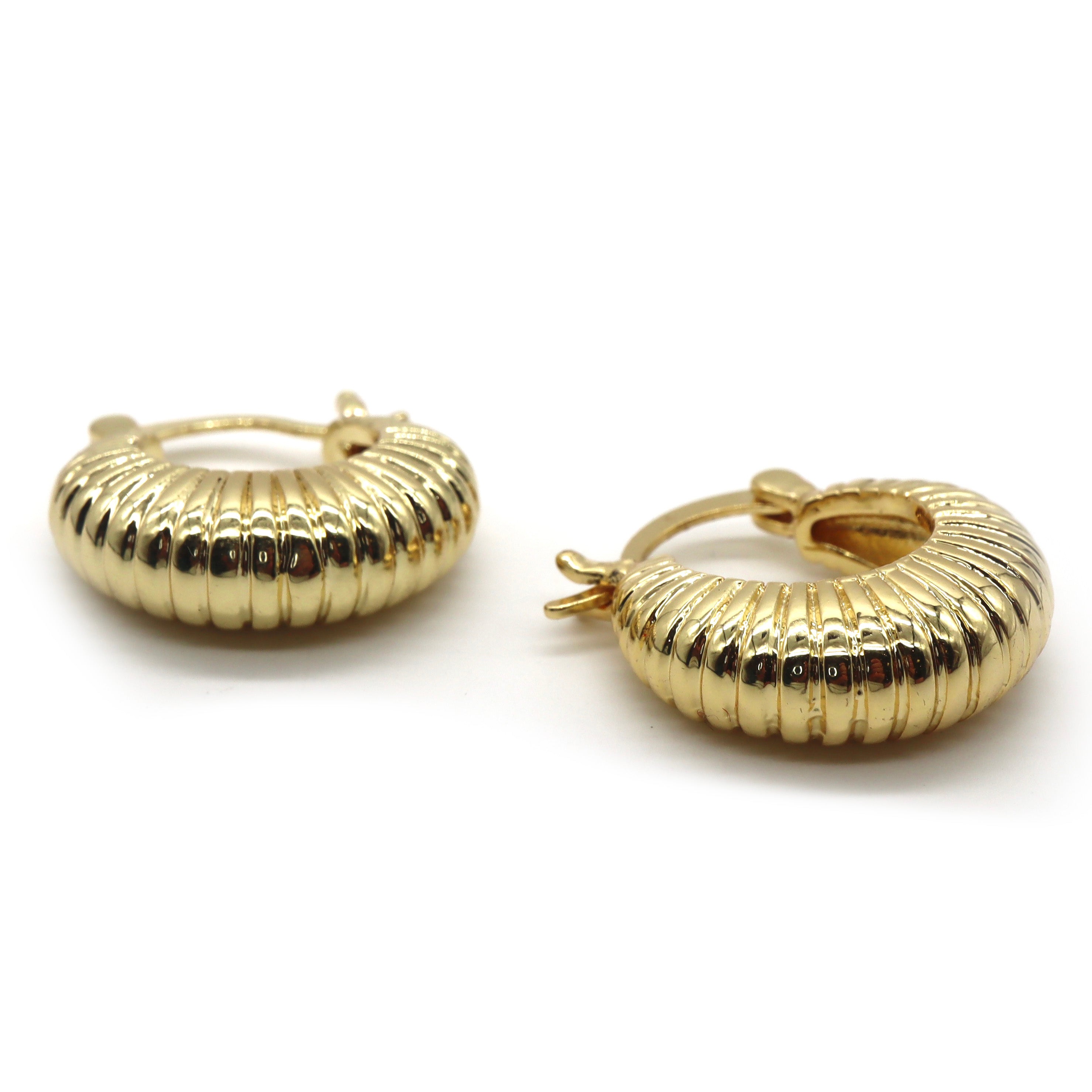 ROMALI 18K Gold Plated Ridged Hoop Earrings for Women - Trendy Chunky Hinged Huggie Earrings - Perfect for Everyday Wear, Parties & Gifts