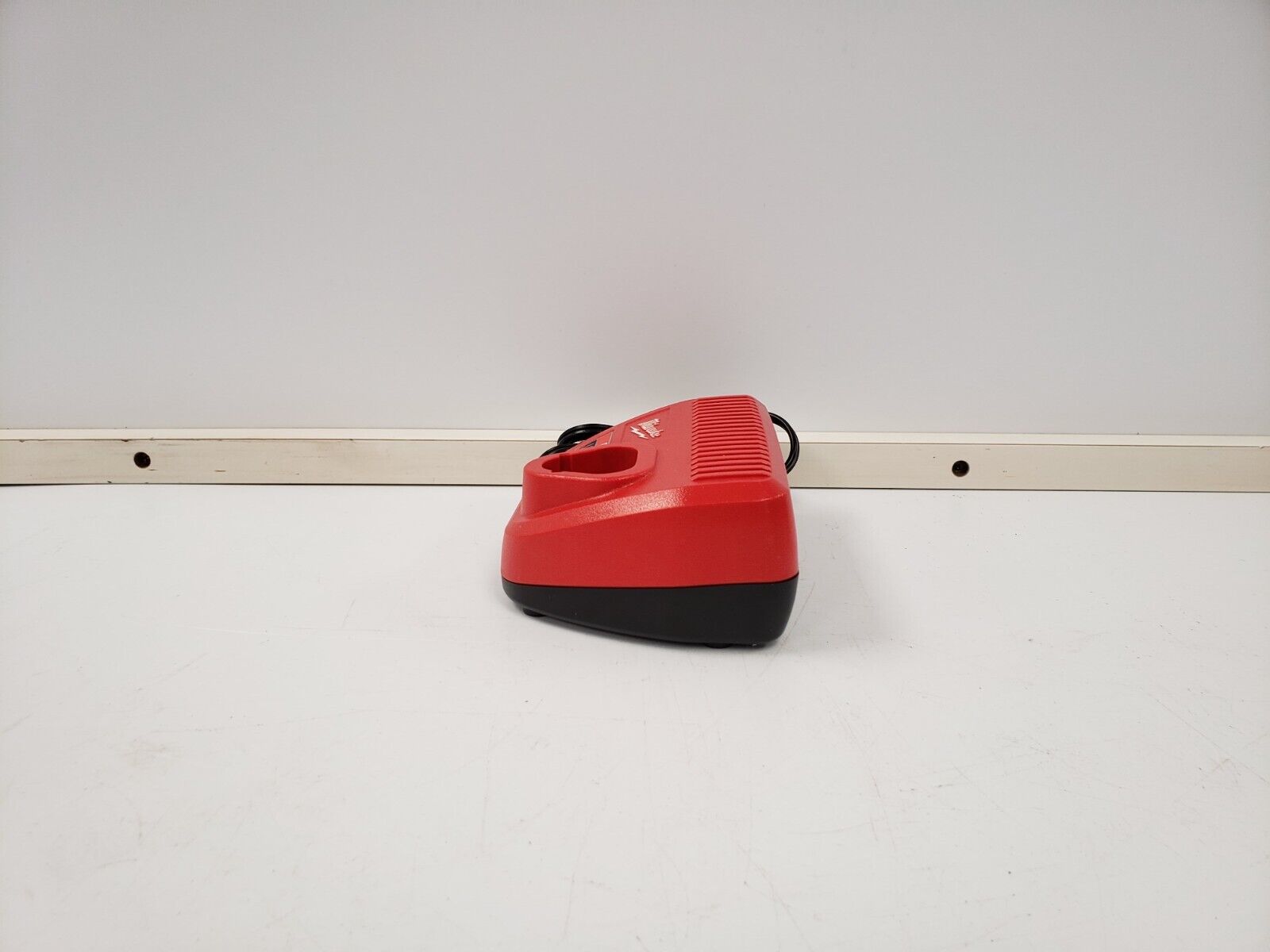 Milwaukee 48-59-2401 M18 & M12 Lithium-Ion Battery Charger - Fast Charging for Power Tools - Perfect for Construction Sites & DIY Projects