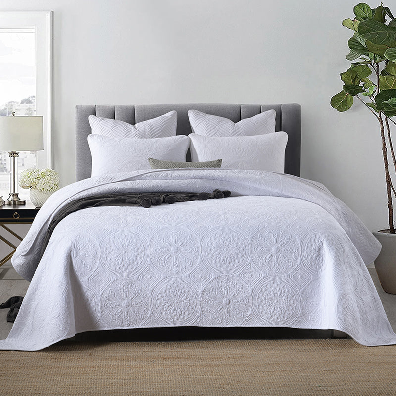 Alban Reversible 3-Piece Medallion Quilt Set - King Size Bedding with Matching Pillow Shams - Luxury Quilted Coverlet for Master Bedroom Decor