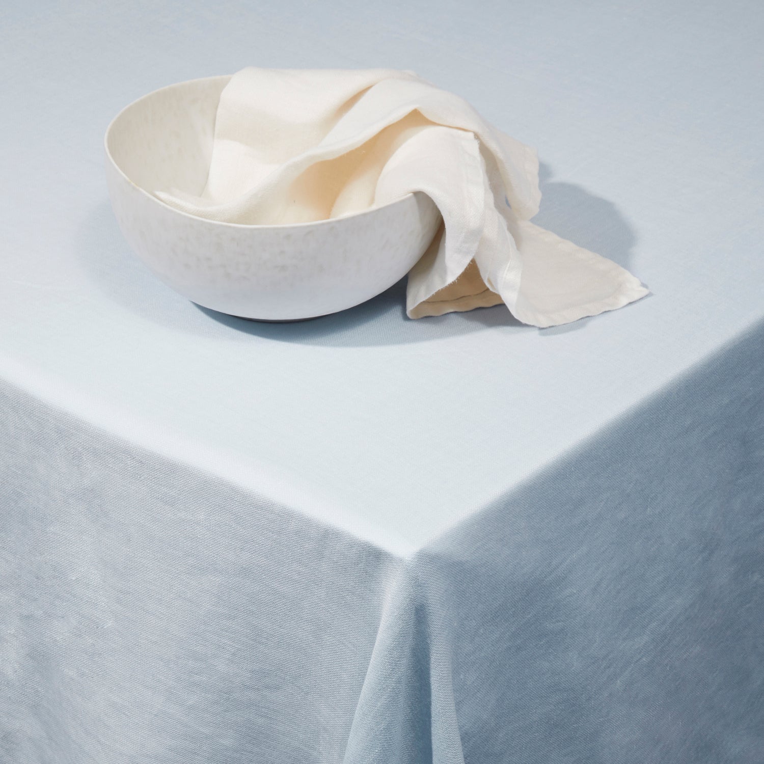 Premium Linen Sateen Tablecloth - Light Blue 70x90 Inches - Wrinkle & Stain Resistant - Elegant Dining Table Cover for Weddings, Parties & Home Decor