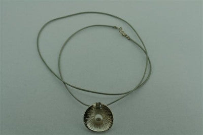 Conch Necklace with Pearl and Sterling Silver - Elegant Beach Jewelry for Women, Perfect for Summer Outfits and Boho Style