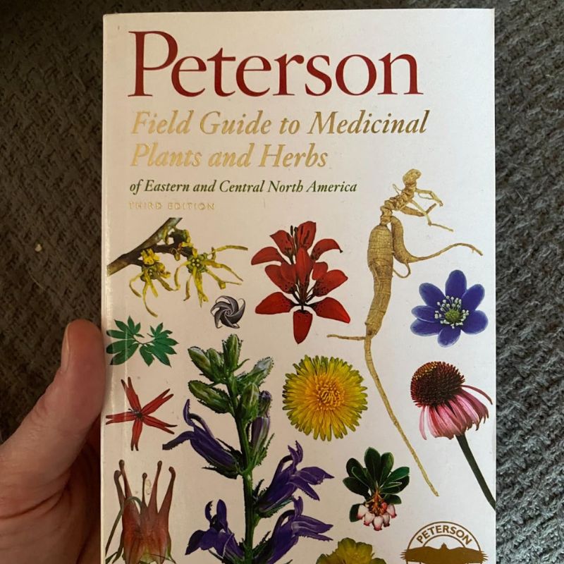 Peterson Field Guide to Medicinal Plants & Herbs of Eastern & Central North America - Identify & Use Wild Herbs for Natural Remedies, First Aid & Outdoor Survival