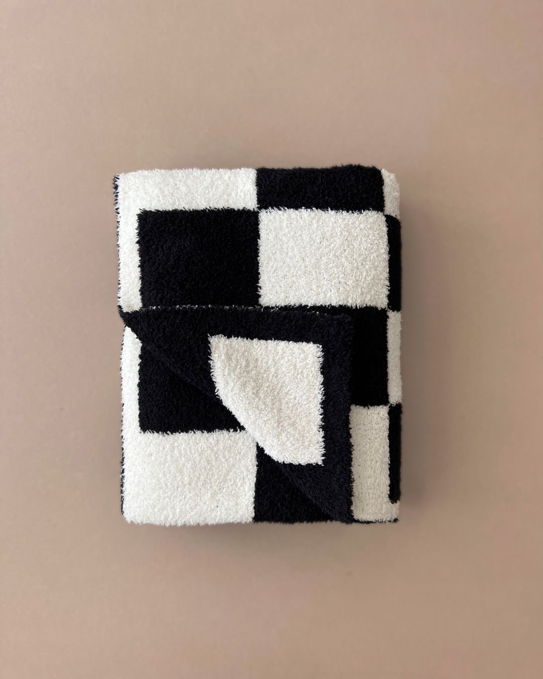 Soft Checkered Plush Blanket - Cozy Black & White Grid Pattern Throw Blanket for Bed, Couch, and Home Decor | Perfect for Winter, Gifts, and Relaxation