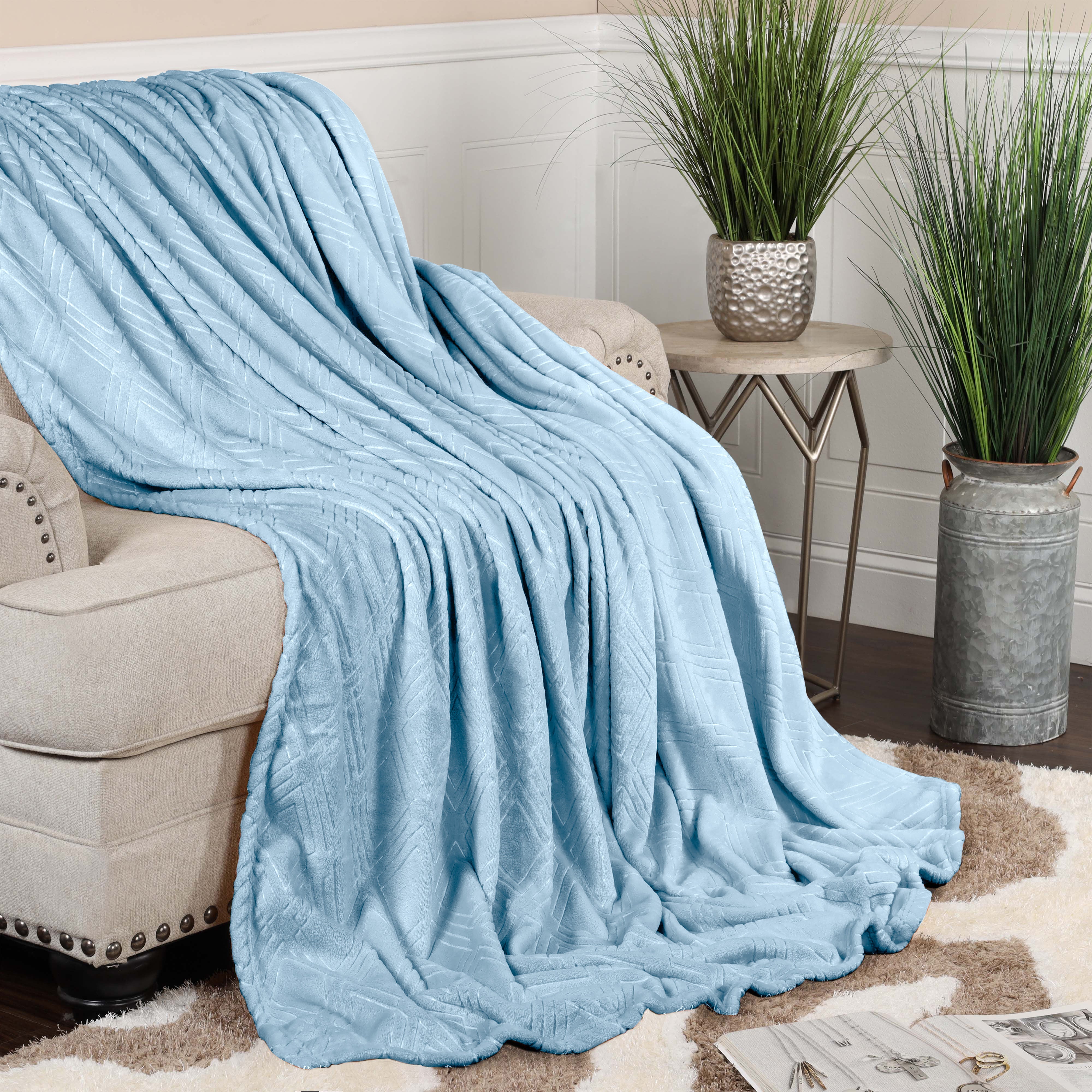 Premium Alaska Diamond Plush Fleece Blanket - Ultra Soft & Cozy Throw for Bed, Sofa, and Travel - Warm Winter Blanket for Home, Office, and Camping
