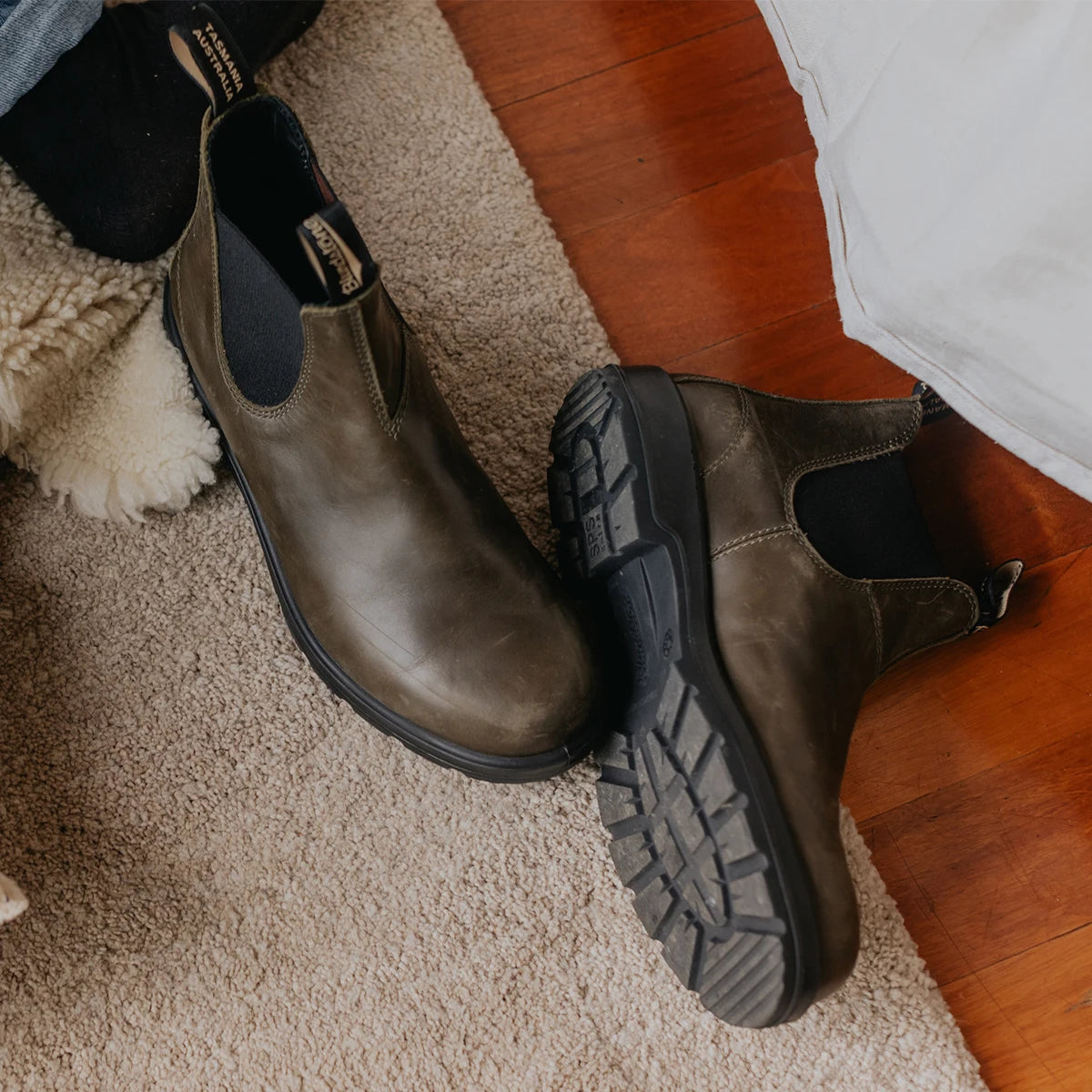 Blundstone Women's Classic 2052 Leather Chelsea Boots - Green | Waterproof & Comfortable for Outdoor, Hiking & Casual Wear