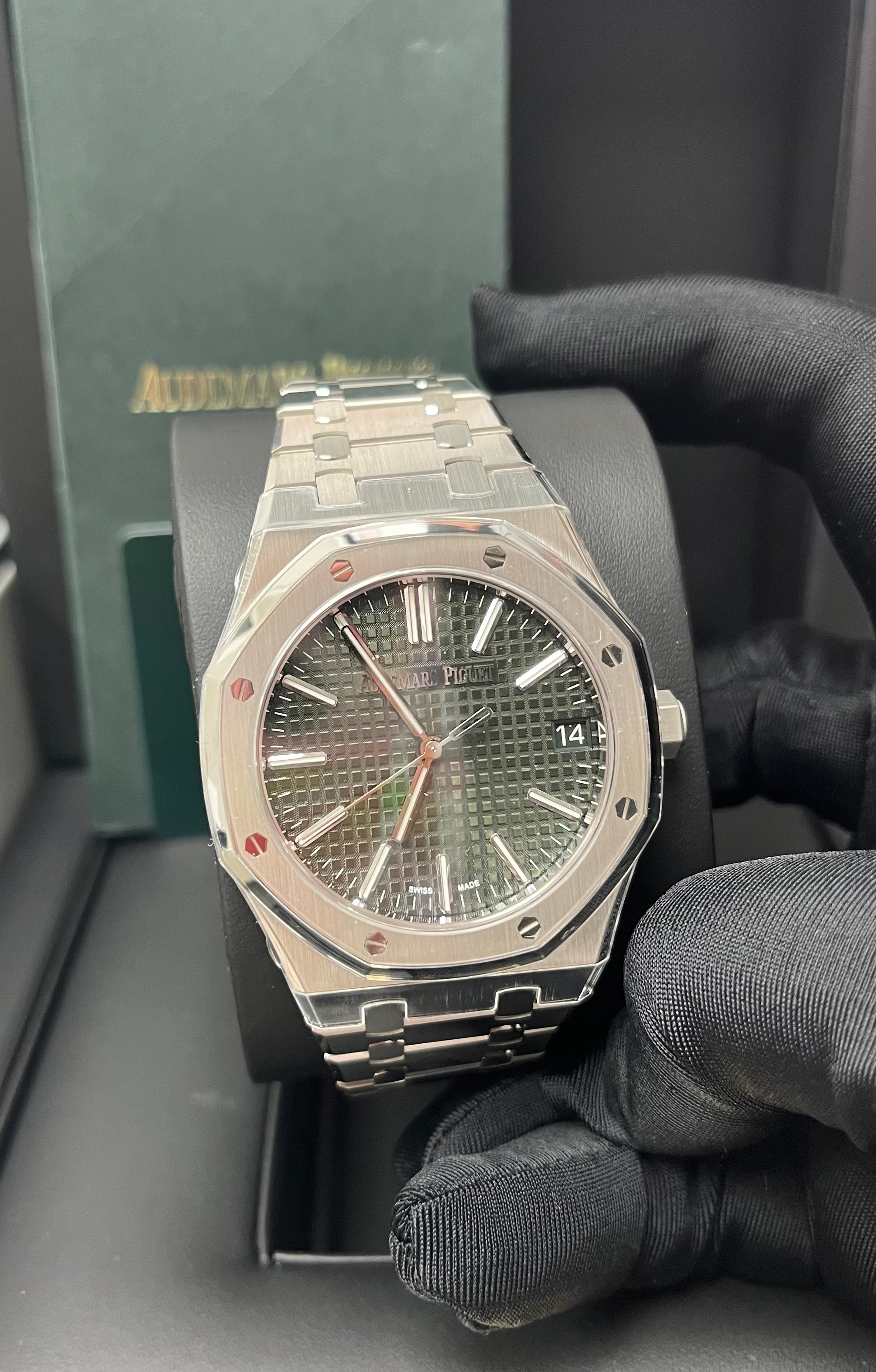 Audemars Piguet Royal Oak 41mm Selfwinding Stainless Steel Watch with Green Dial 15510ST.OO.1320ST.09 - Luxury Timepiece for Men, Perfect for Business Meetings & Formal Events