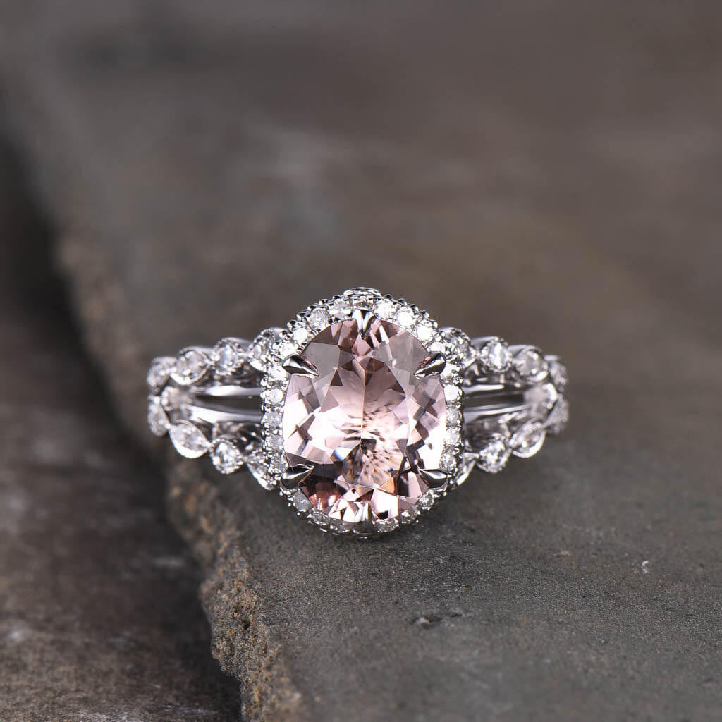 Exquisite Split Shank Oval Morganite Diamond Halo Engagement Ring for Women - Perfect for Proposals, Anniversaries & Romantic Occasions