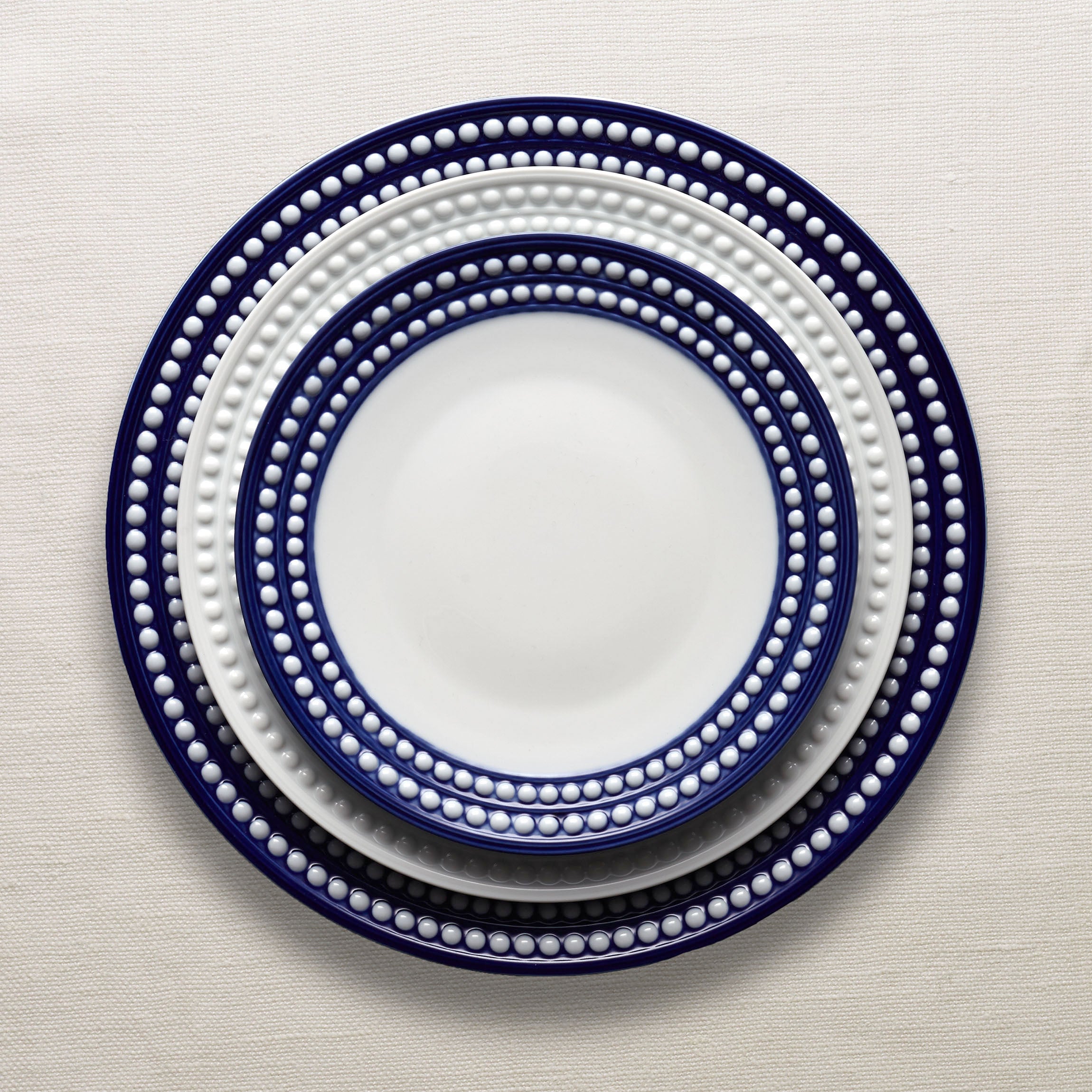 Perlée 16-Piece Blue Dinnerware Set - Elegant Porcelain Plates, Bowls & Mugs for Dining, Entertaining & Gifts