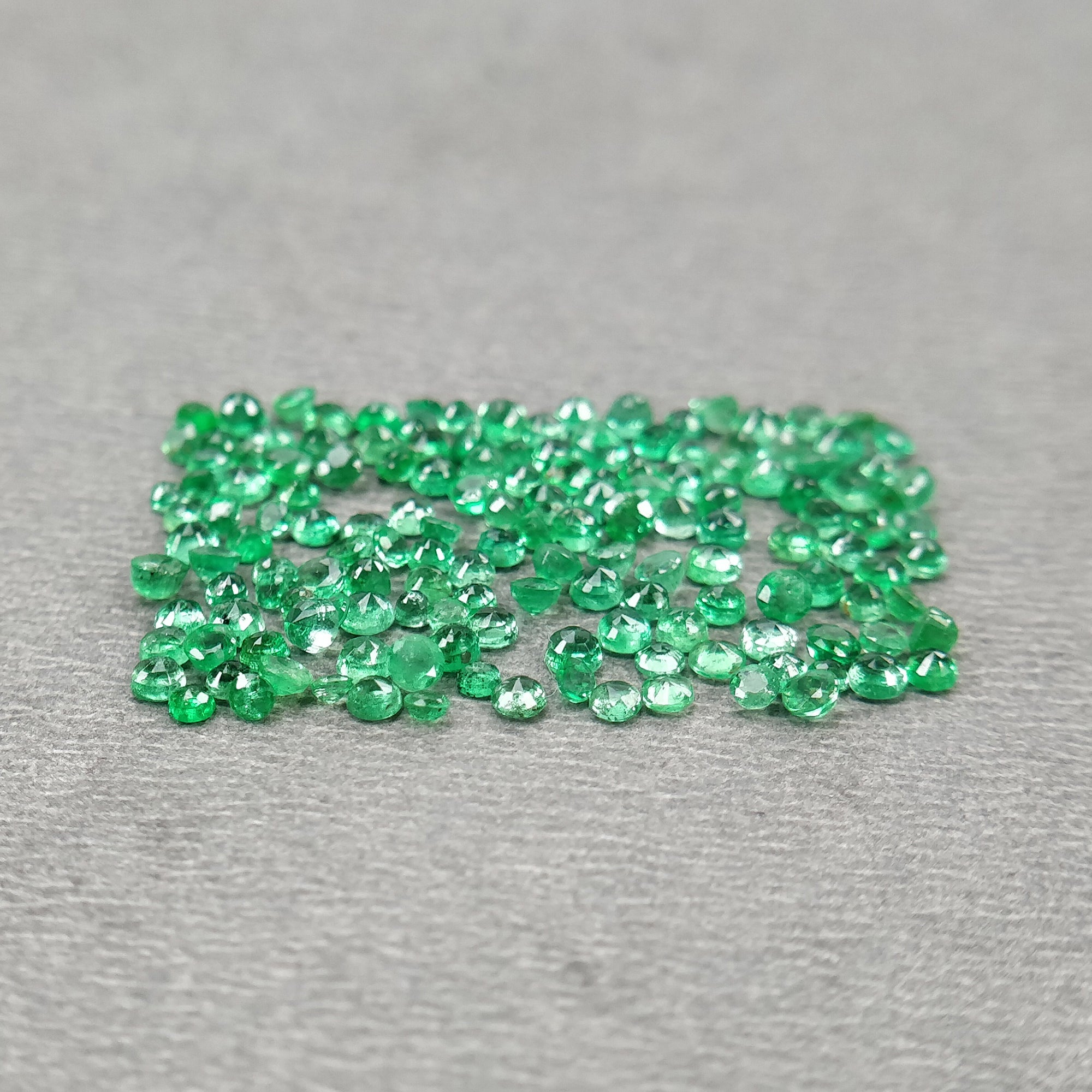 5.00cts Natural Untreated Green Emerald Gemstone - Round Cut 1.5mm-2mm for Jewelry Making, Engagement Rings & Luxury Gifts