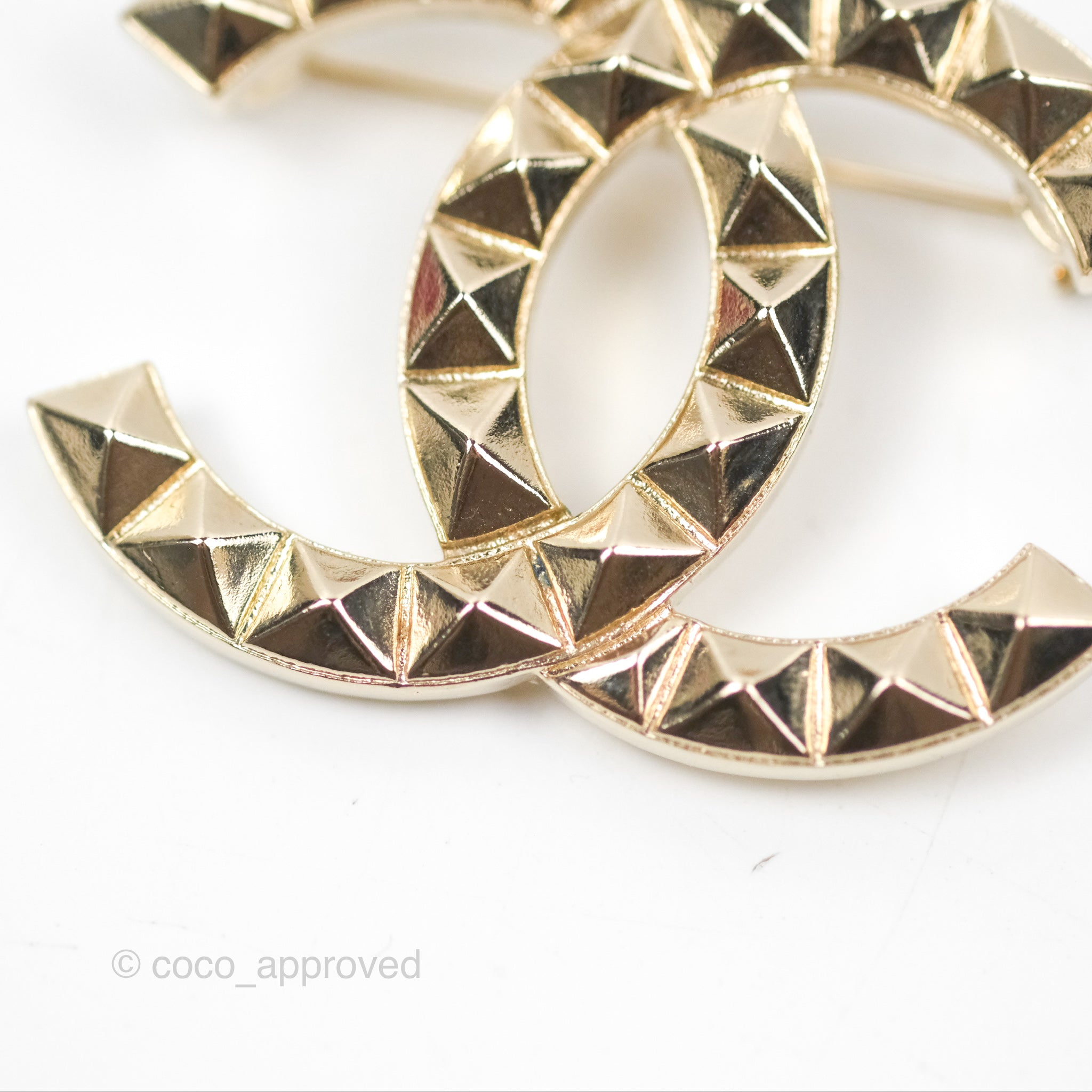 Chanel CC Logo Brooch Gold Tone 17V - Elegant Fashion Accessory for Women, Perfect for Dresses, Jackets & Handbags