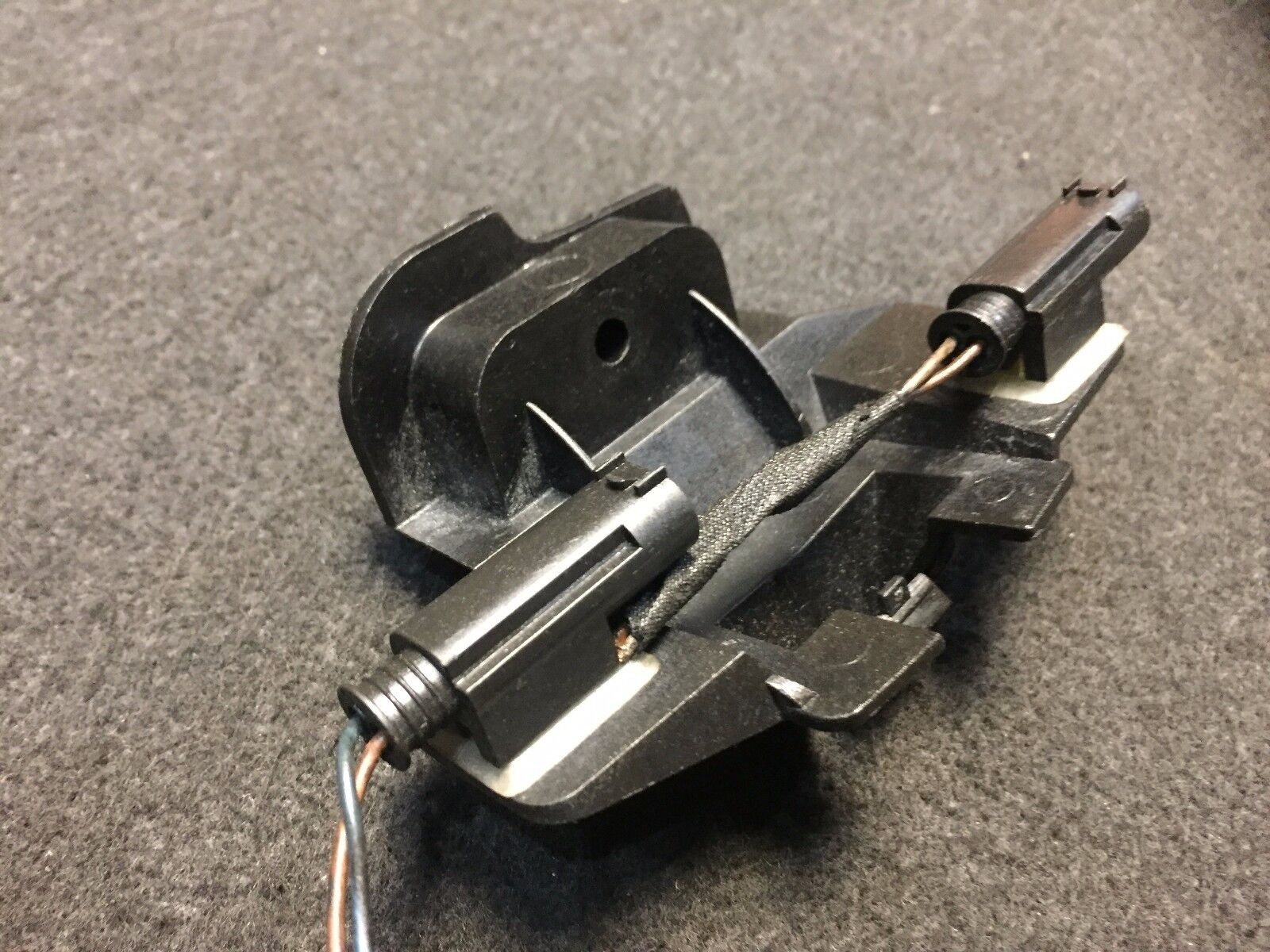 02 03 04 05 BMW E65 E66 Micro Air Housing Mount Bracket Holder 6901647 OEM - Perfect for BMW 7 Series Engine Air Intake System Replacement & Performance Upgrade