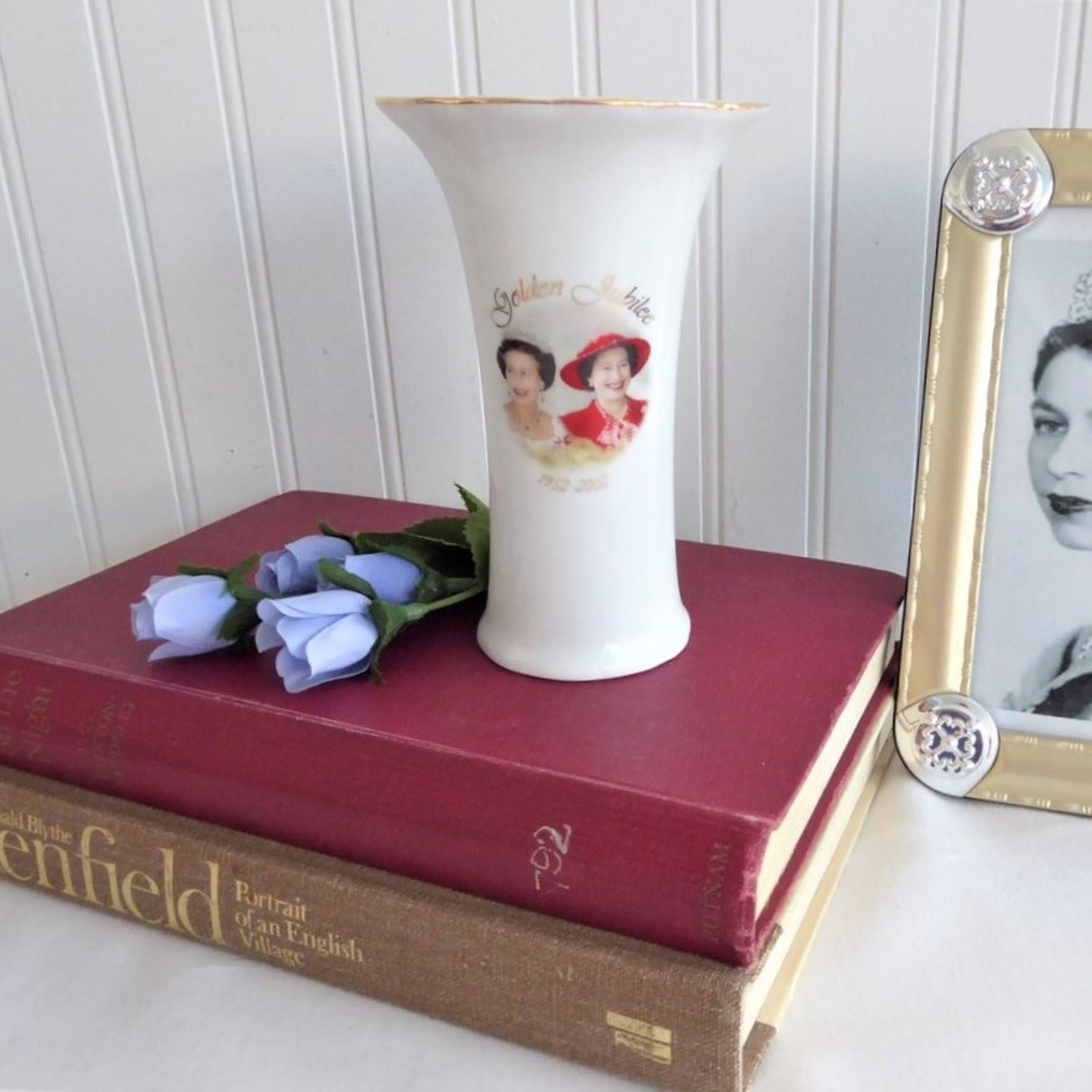 Queen Elizabeth II Golden Jubilee 2002 Commemorative Vase - 50th Anniversary Bone China with Photos - Perfect for Royal Collectors & Home Decor