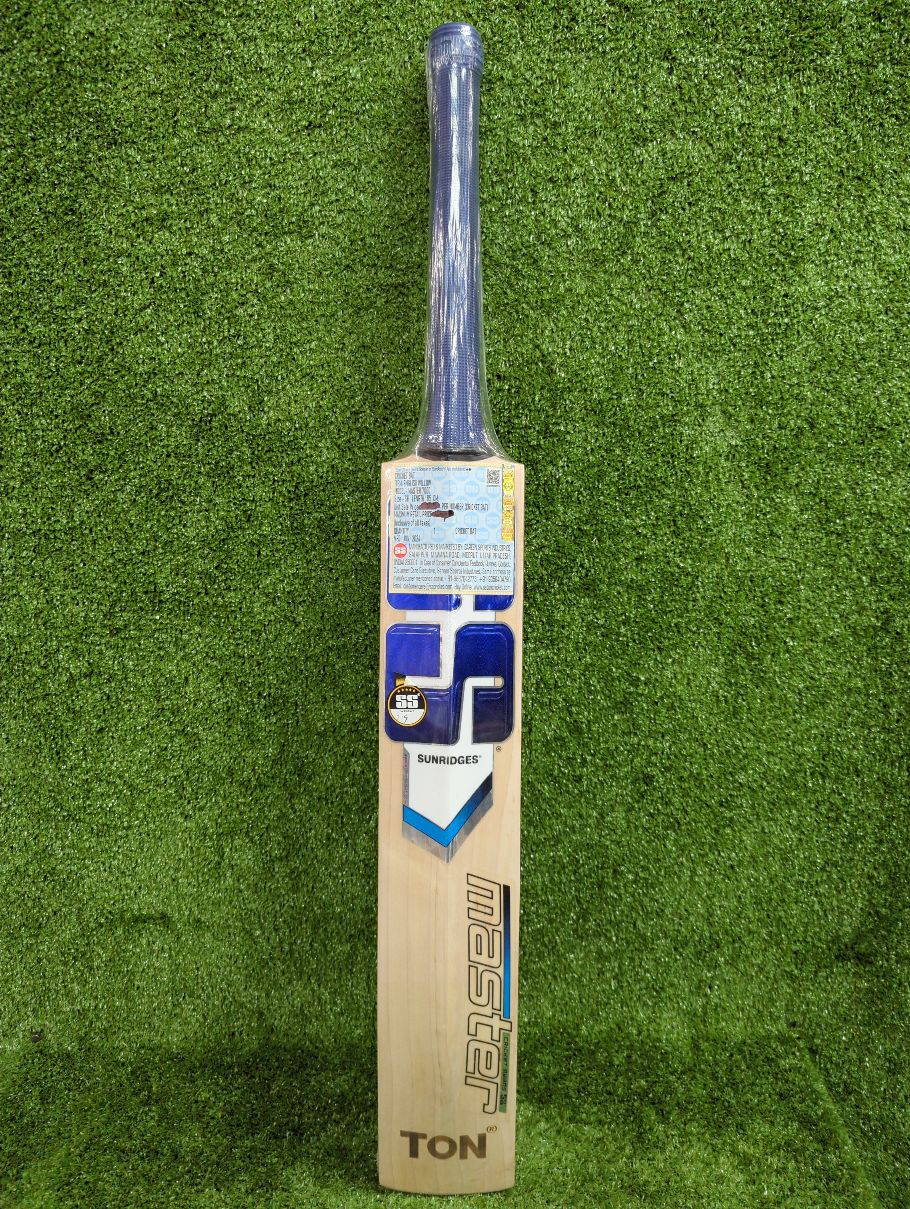 SS Master 7000 English Willow Cricket Bat - Premium Grade Cricket Equipment for Professional Players - Perfect for Matches, Training & Backyard Practice