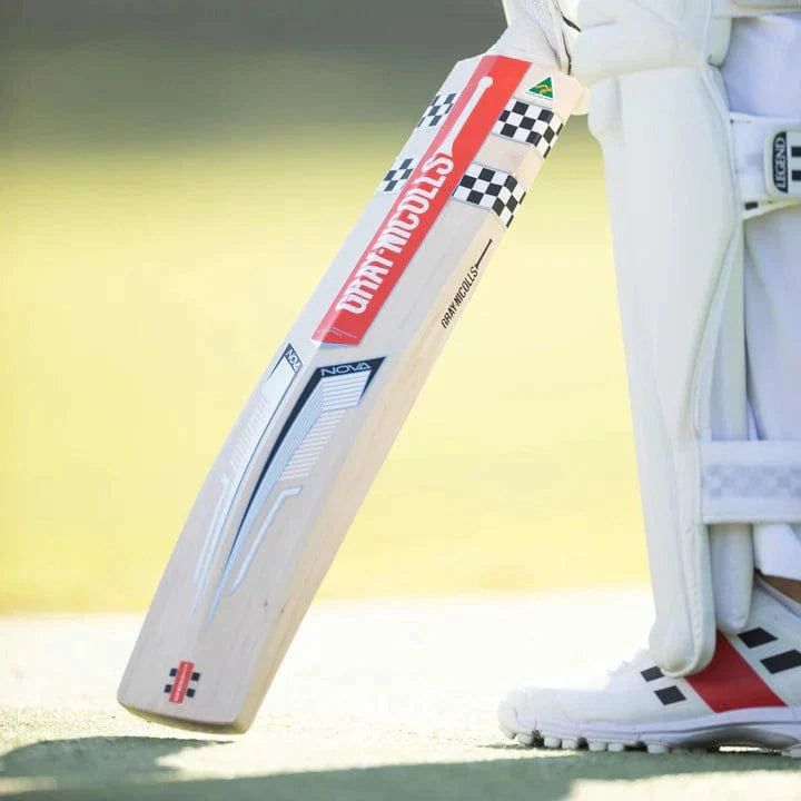 Gray Nicolls Nova 1000 Junior Cricket Bat - Lightweight English Willow for Youth Players - Perfect for Practice, Training & Matches