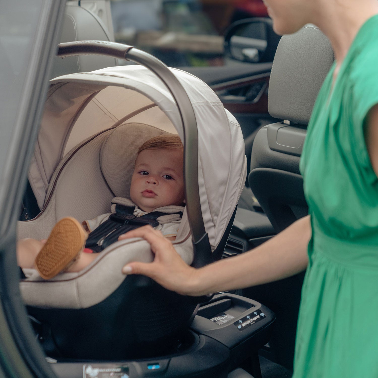 Maxi Cosi Peri 180 Rotating Infant Car Seat - 360° Swivel Base for Easy Entry & Exit - Rear & Forward Facing - For Babies 4-35 lbs - Perfect for Travel & Daily Commute