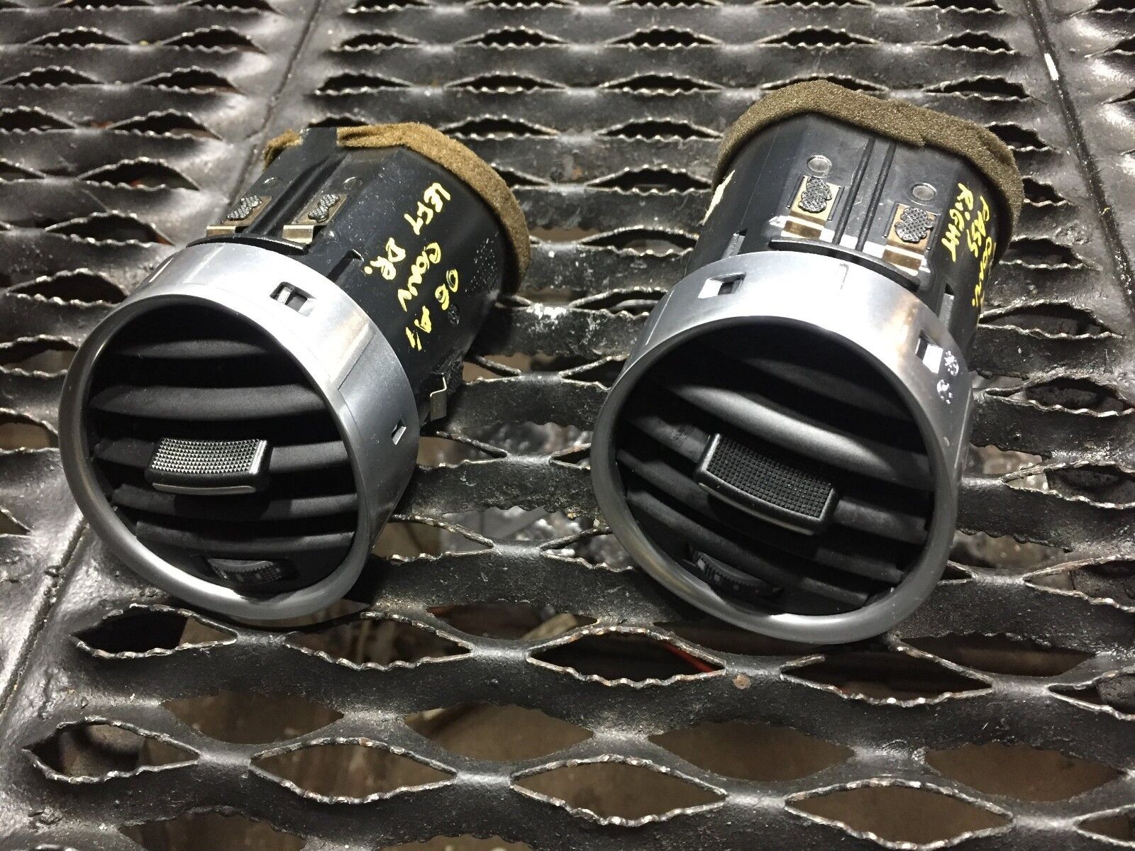 04 05 06 Audi A4 B6 Cabrio Dashboard Vent Left & Right OEM Pair - Replacement Air Vents for Audi A4 Convertible - Perfect for Interior Repair & Car Restoration Projects